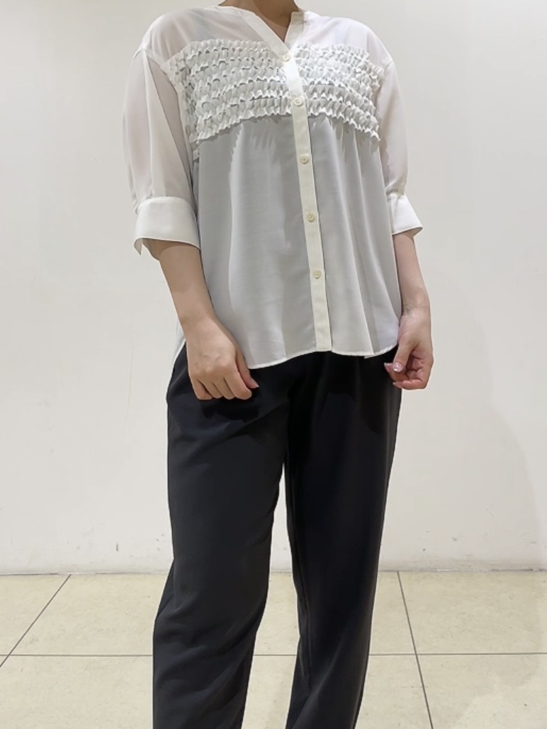 watanabeさんの「UNTITLED｜【接触冷感/通気性/洗える】フロントフリルブラウス」を使ったコーディネート