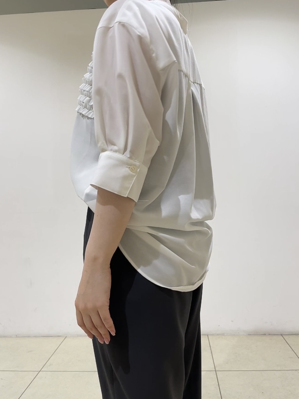 watanabeさんの「UNTITLED｜【接触冷感/通気性/洗える】フロントフリルブラウス」を使ったコーディネート