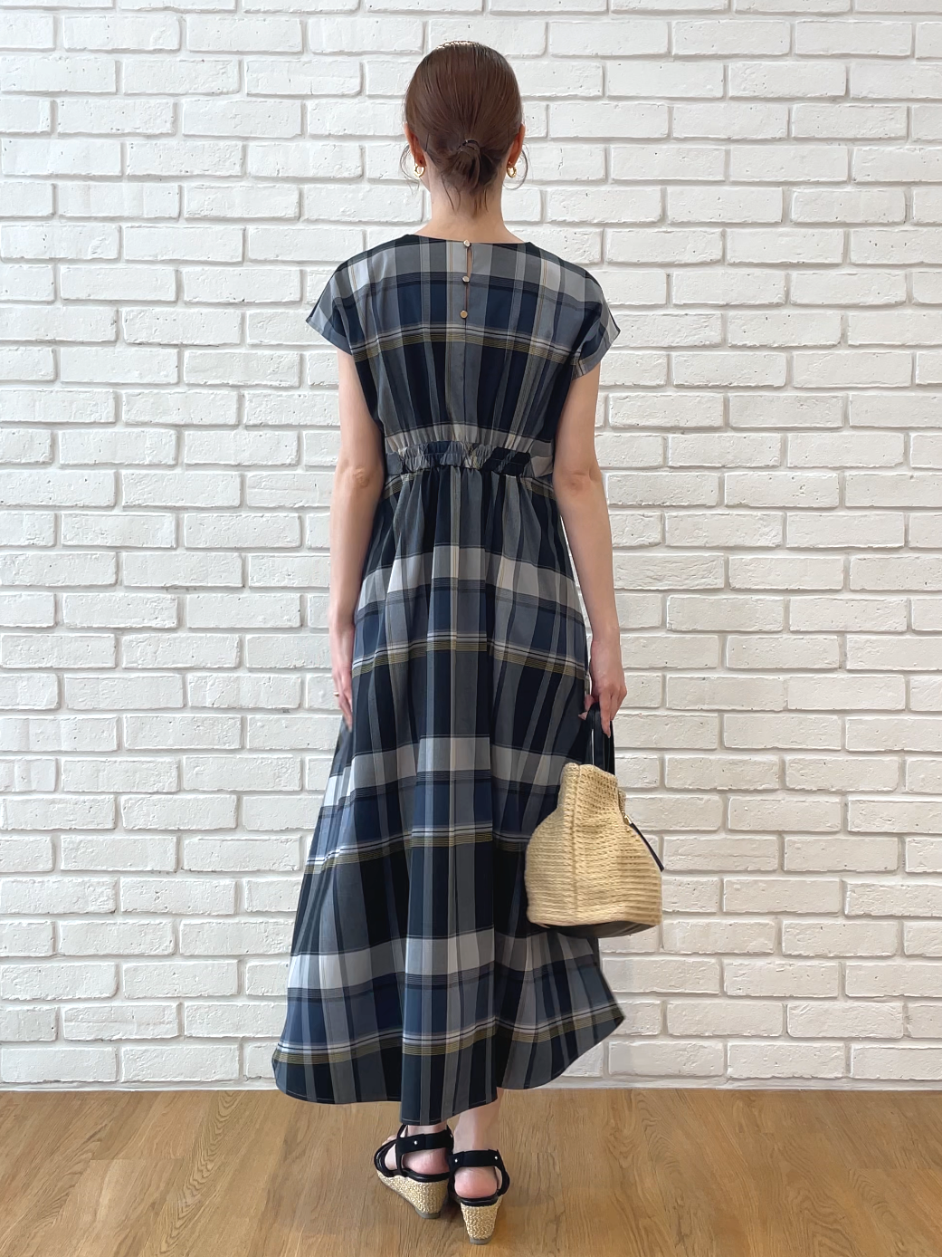 NATSUMIさんの「grove｜【低身長さんも選べる着丈】マドラスチェックワンピース」を使ったコーディネート