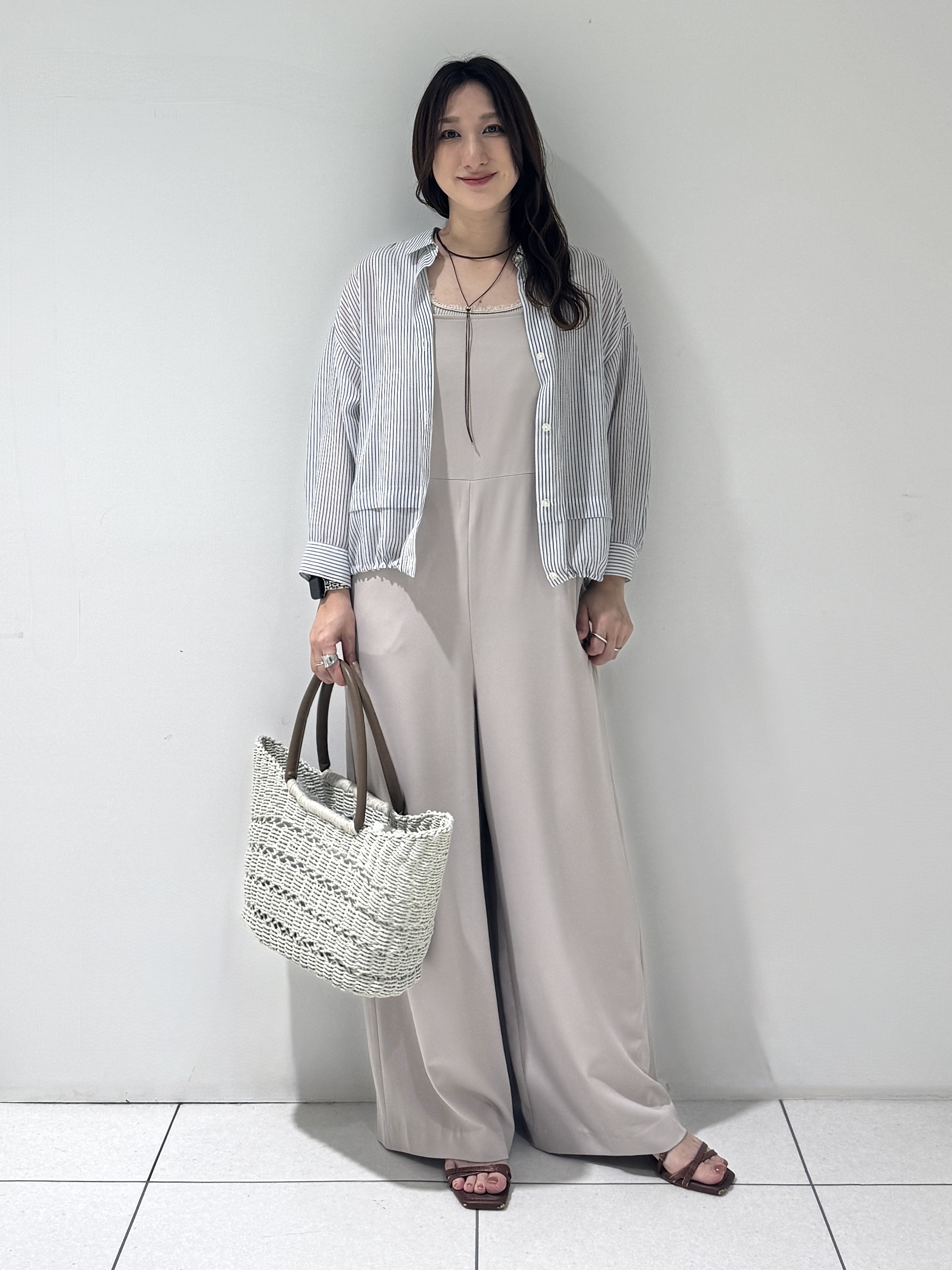 そんさんの「INDIVI｜【接触冷感／洗える／2WAY】ドロスト付 シアーシャンブレーシャツ」を使ったコーディネート