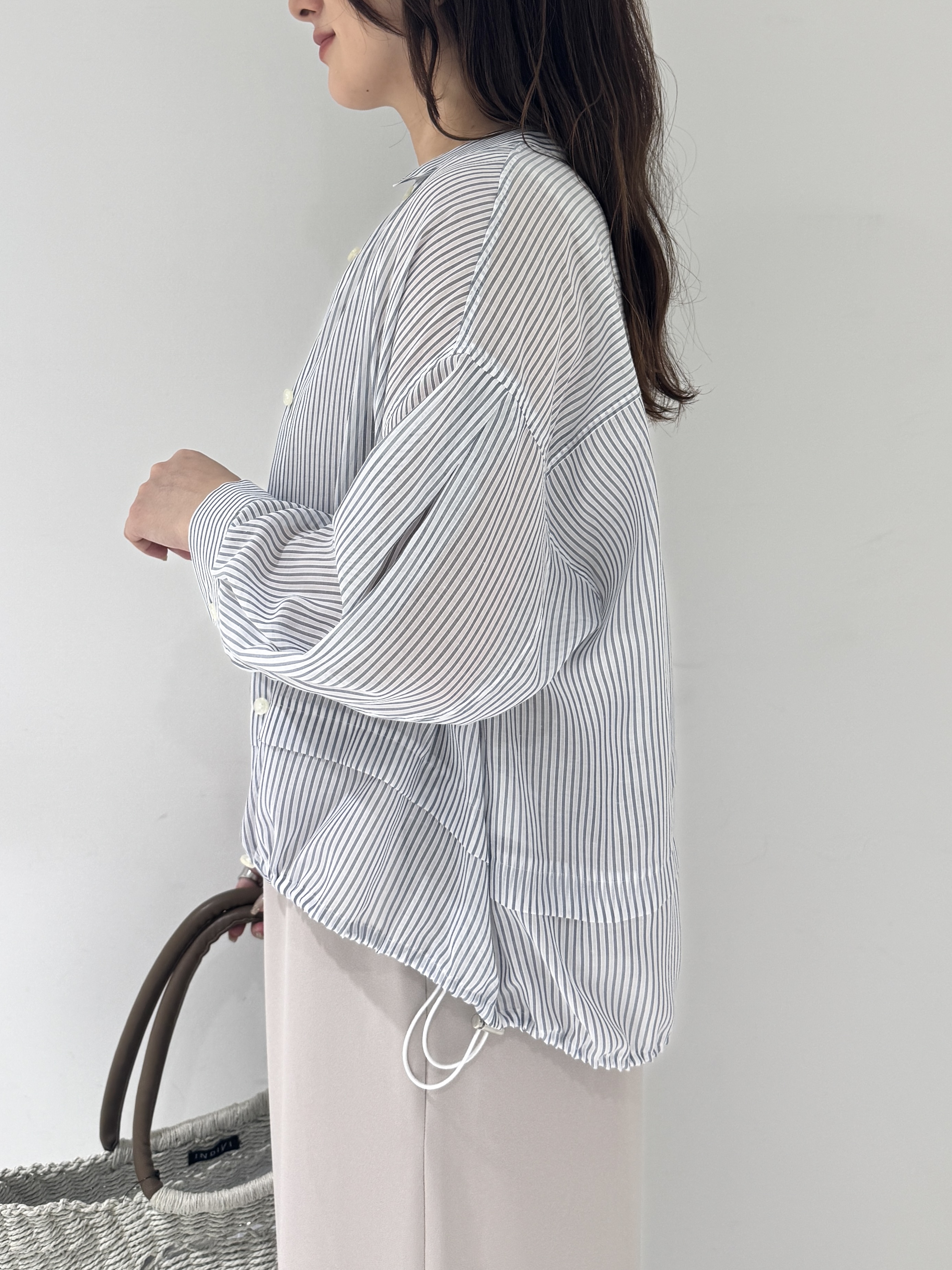 そんさんの「INDIVI｜【接触冷感／洗える／2WAY】ドロスト付 シアーシャンブレーシャツ」を使ったコーディネート