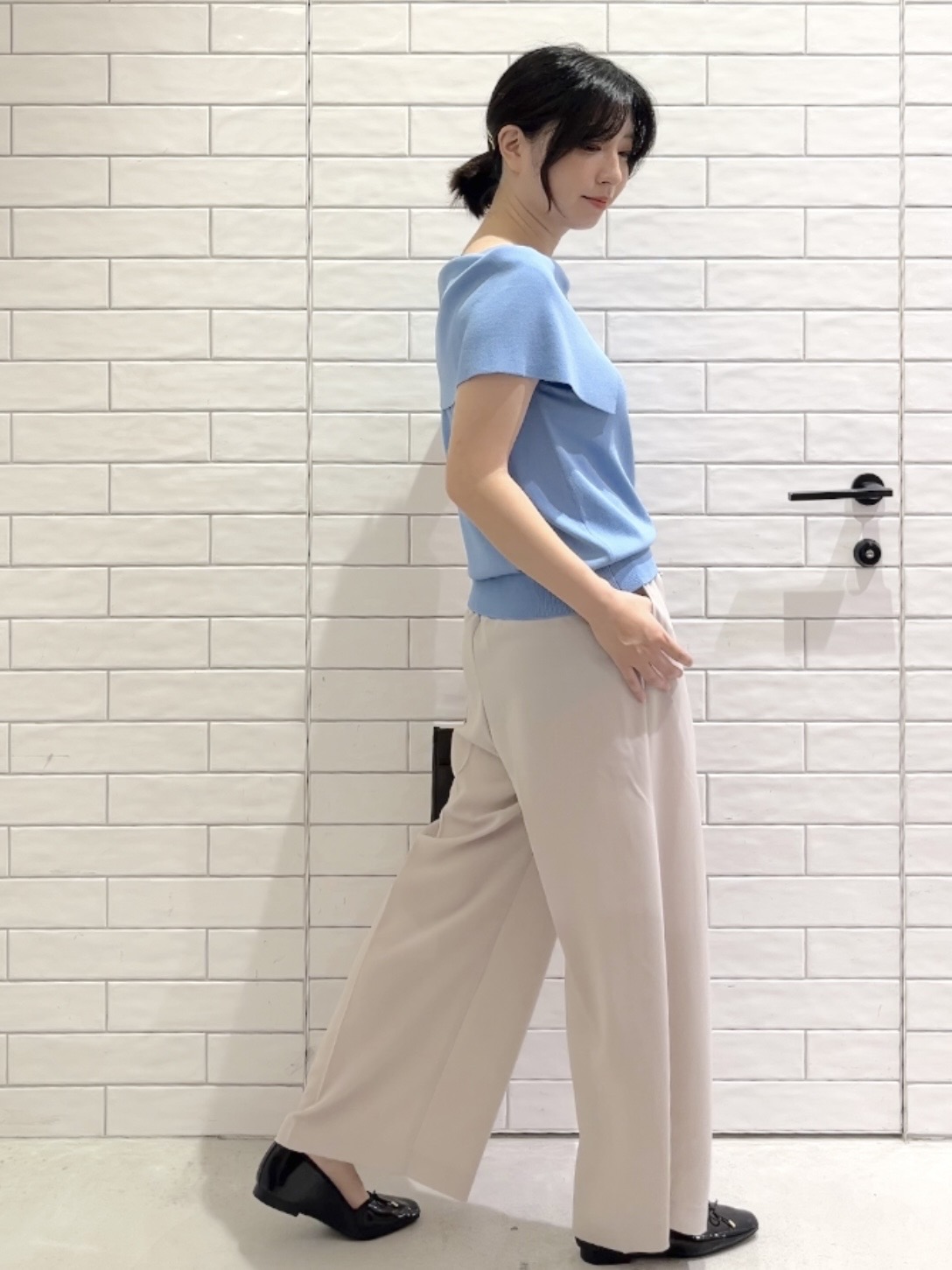 しおりさんの「OPAQUE.CLIP｜オフショルダーニット【洗濯機OK／抗ピル】」を使ったコーディネート