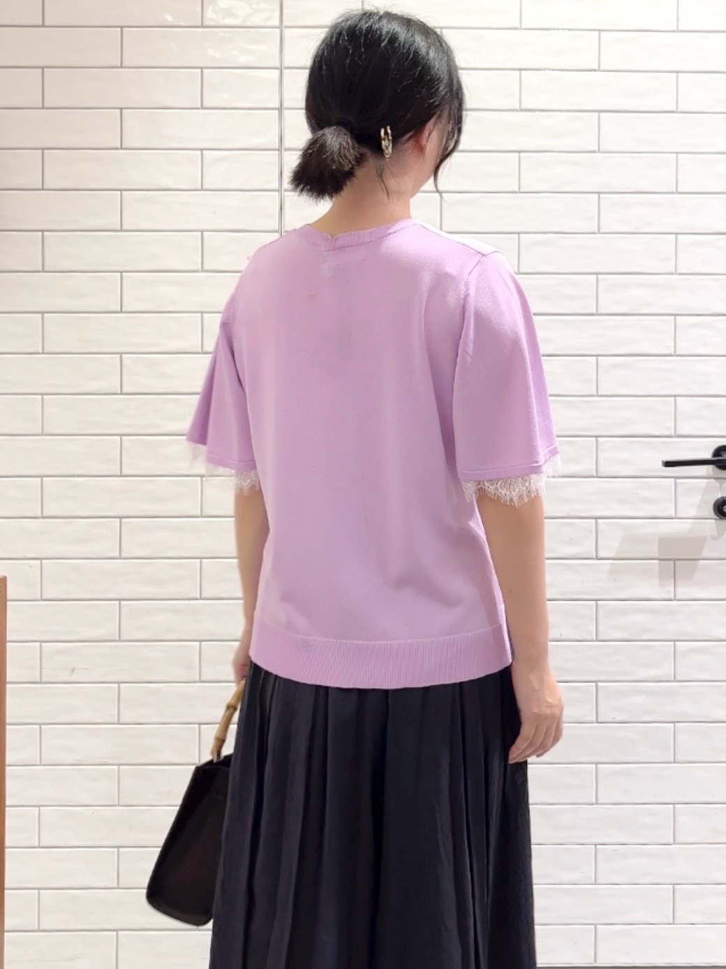 しおりさんの「OPAQUE.CLIP｜【遮熱性】袖口レース フレアスリーブニット《洗濯機OK／抗ピル》」を使ったコーディネート