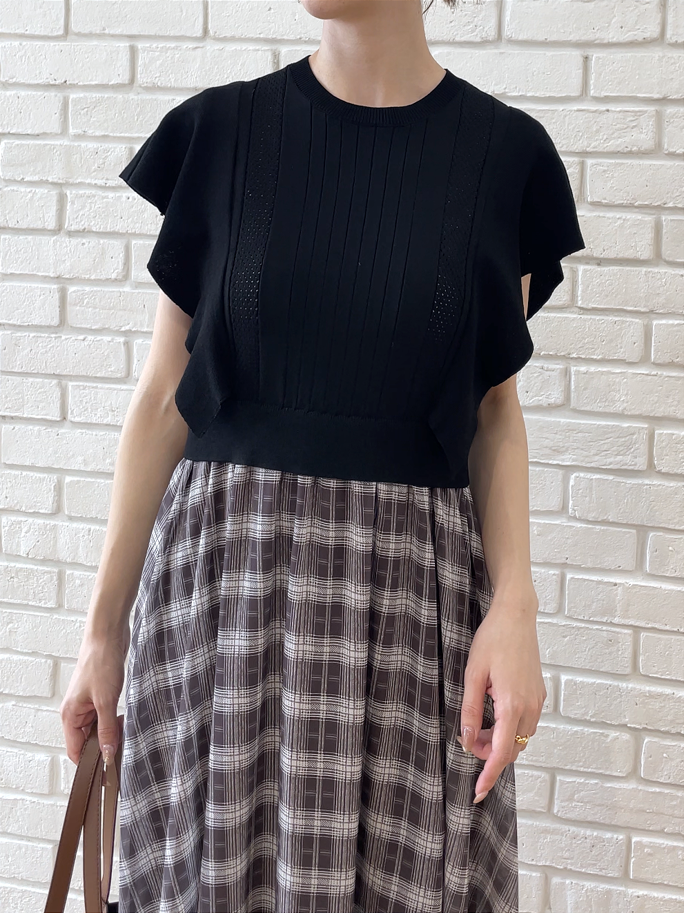 NATSUMIさんの「grove｜【低身長さんも選べる着丈・洗濯機◎】1枚で華やか 肩フリルニットドッキングワンピース」を使ったコーディネート