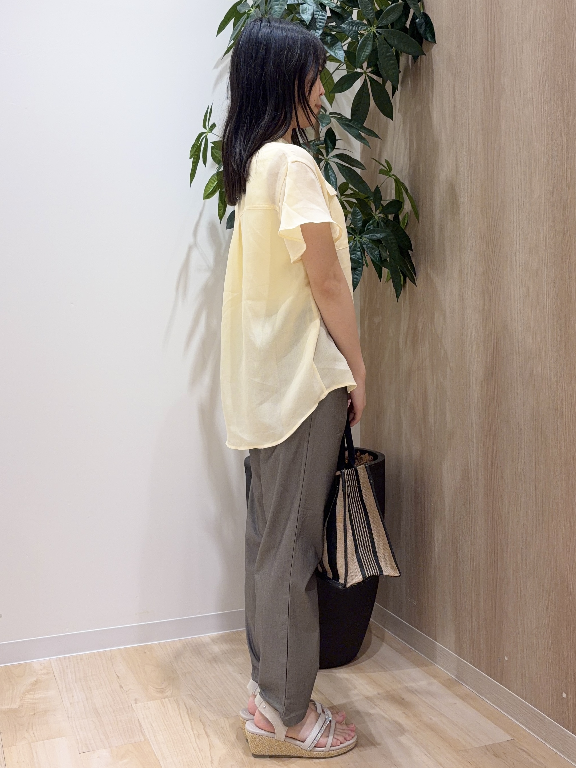 ayaneさんの「grove｜【洗濯機OK/SETUP可】シワになりにくい、フレアスリーブブラウス」を使ったコーディネート