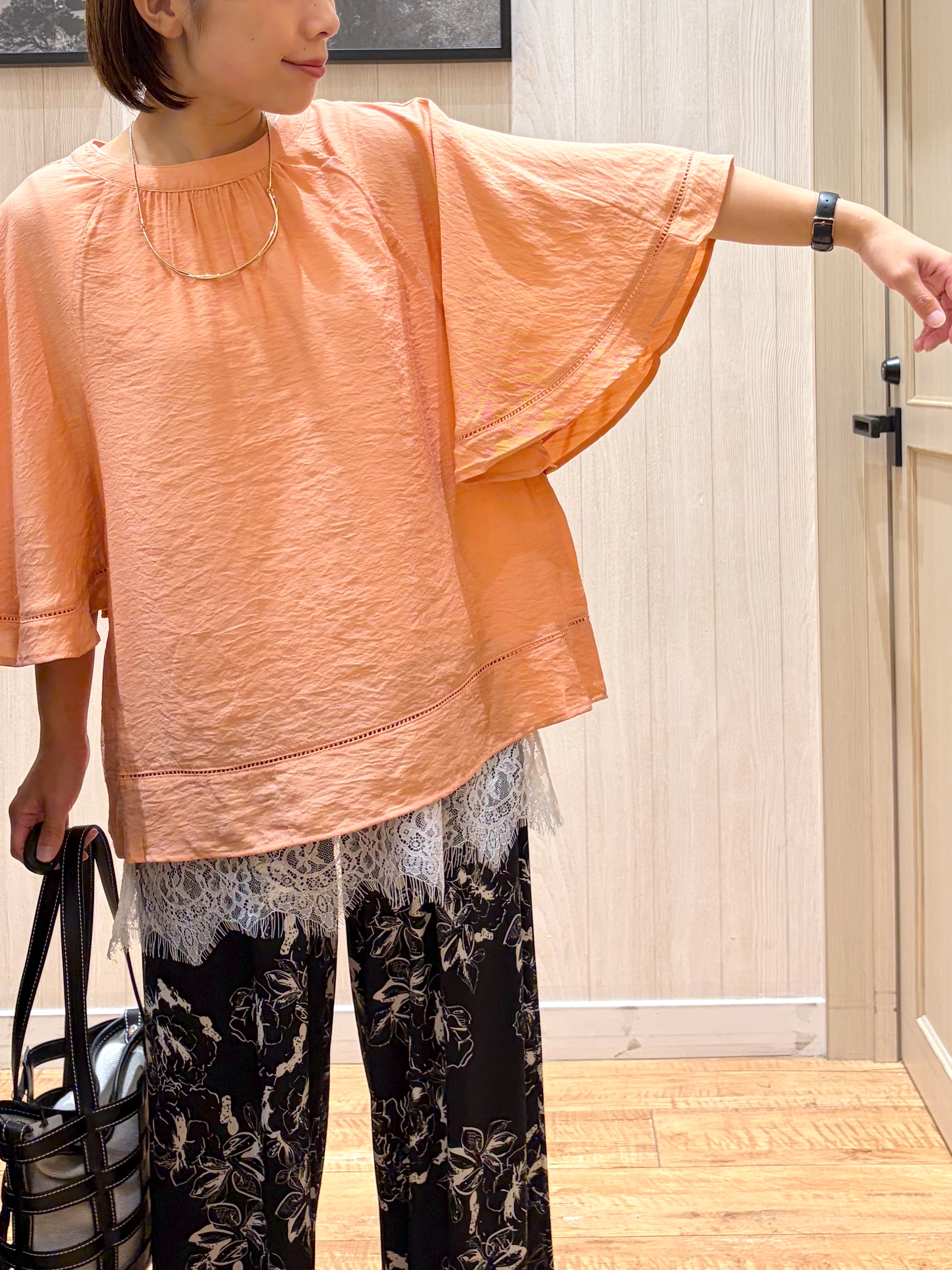 shirayuuuさんの「SHOO･LA･RUE｜【S-LL/洗濯機可/体型カバー】はしごレースがポイント スラブポンチョ風ブラウス」を使ったコーディネート