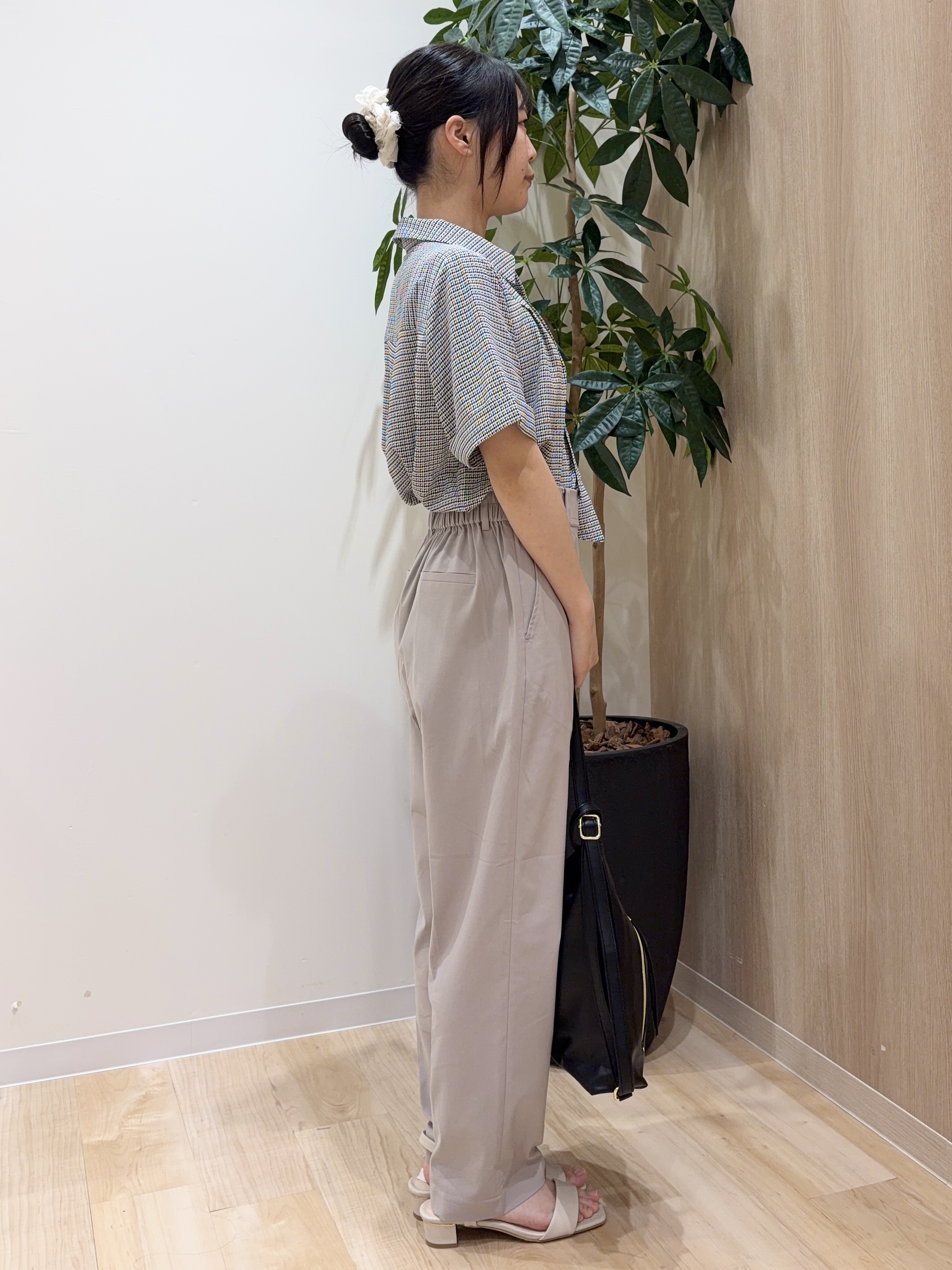 ayaneさんの「grove｜【洗える】チャーム付きマルチWAYボウタイブラウス」を使ったコーディネート