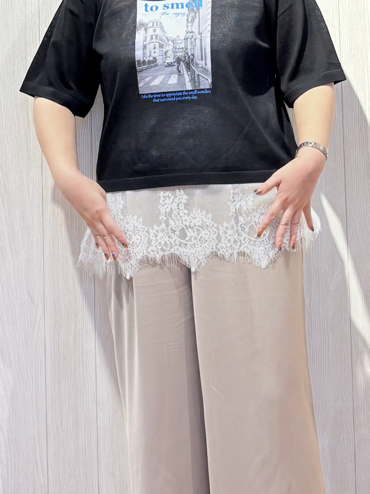 砂糖さんの「SHOO･LA･RUE｜【体型カバー】程よい透け感 デザインアソート 5分袖シアーニット」を使ったコーディネート