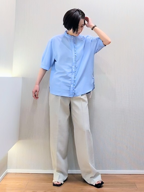 ミズタさんの「UNTITLED｜【接触冷感/通気性/洗える】スタンドカラーフリルブラウス」を使ったコーディネート