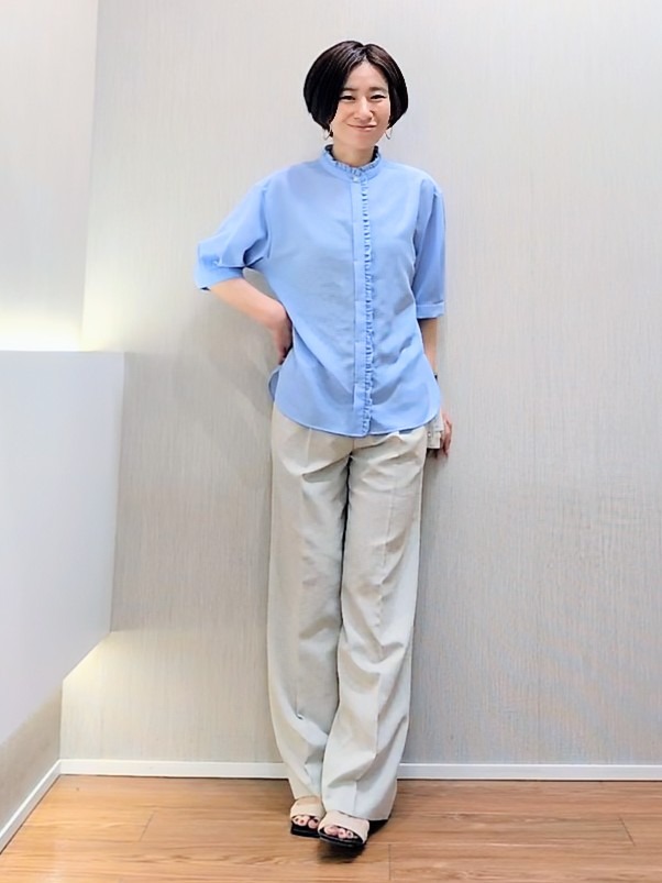 ミズタさんの「UNTITLED｜【接触冷感/通気性/洗える】スタンドカラーフリルブラウス」を使ったコーディネート
