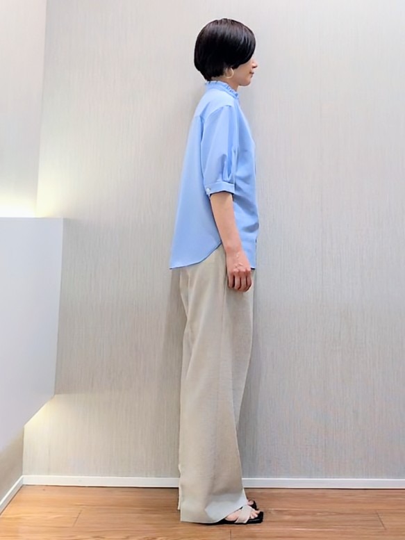 ミズタさんの「UNTITLED｜【接触冷感/通気性/洗える】スタンドカラーフリルブラウス」を使ったコーディネート