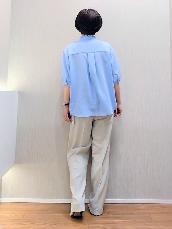 ミズタさんの「UNTITLED｜【接触冷感/通気性/洗える】スタンドカラーフリルブラウス」を使ったコーディネート