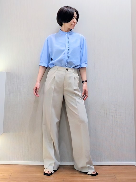 ミズタさんの「UNTITLED｜【接触冷感/通気性/洗える】スタンドカラーフリルブラウス」を使ったコーディネート