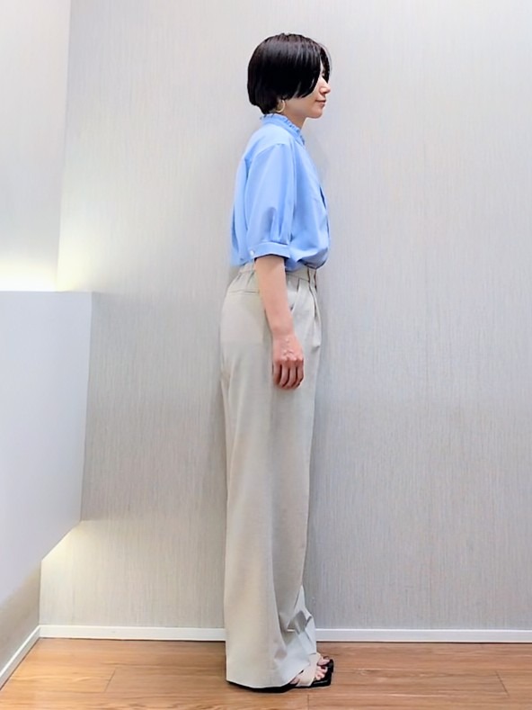 ミズタさんの「UNTITLED｜【接触冷感/通気性/洗える】スタンドカラーフリルブラウス」を使ったコーディネート