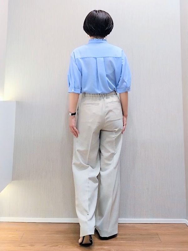 ミズタさんの「UNTITLED｜【接触冷感/通気性/洗える】スタンドカラーフリルブラウス」を使ったコーディネート