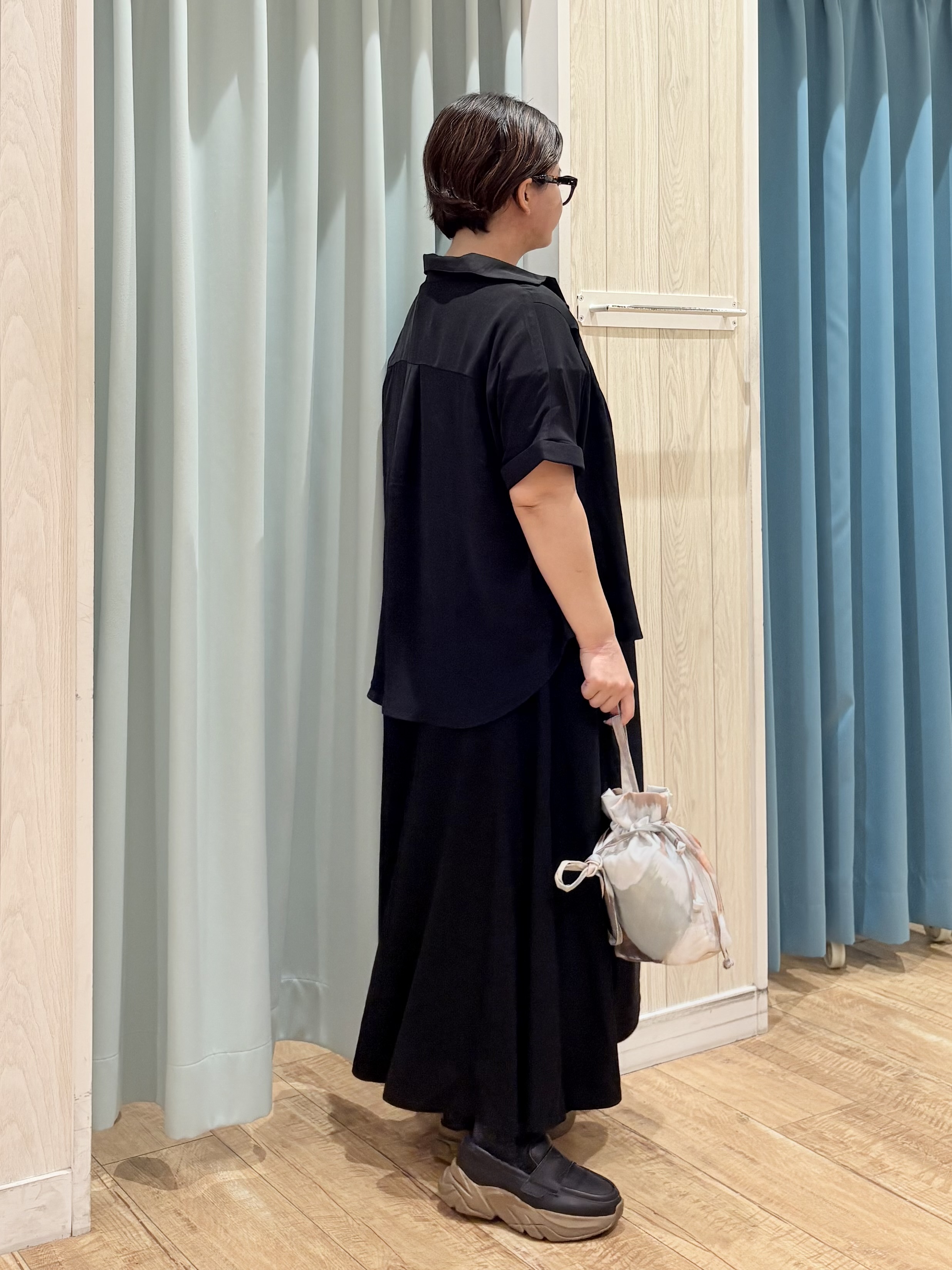 砂糖さんの「SHOO･LA･RUE｜【洗濯後しわになりにくい/体型カバー】二の腕も隠せる　お袖ロールアップ半袖シャツ」を使ったコーディネート