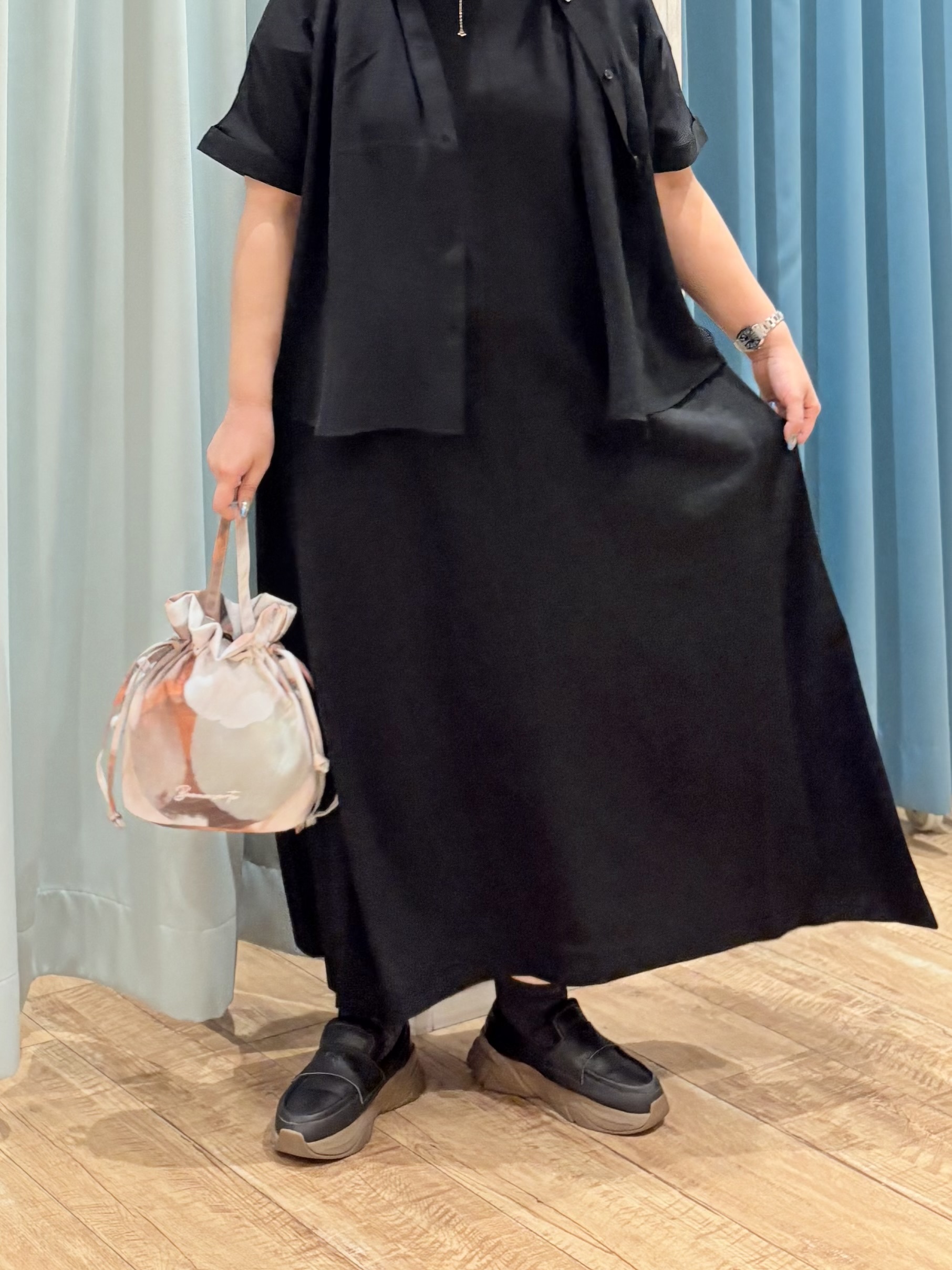 砂糖さんの「SHOO･LA･RUE｜【洗濯後しわになりにくい/体型カバー】二の腕も隠せる　お袖ロールアップ半袖シャツ」を使ったコーディネート