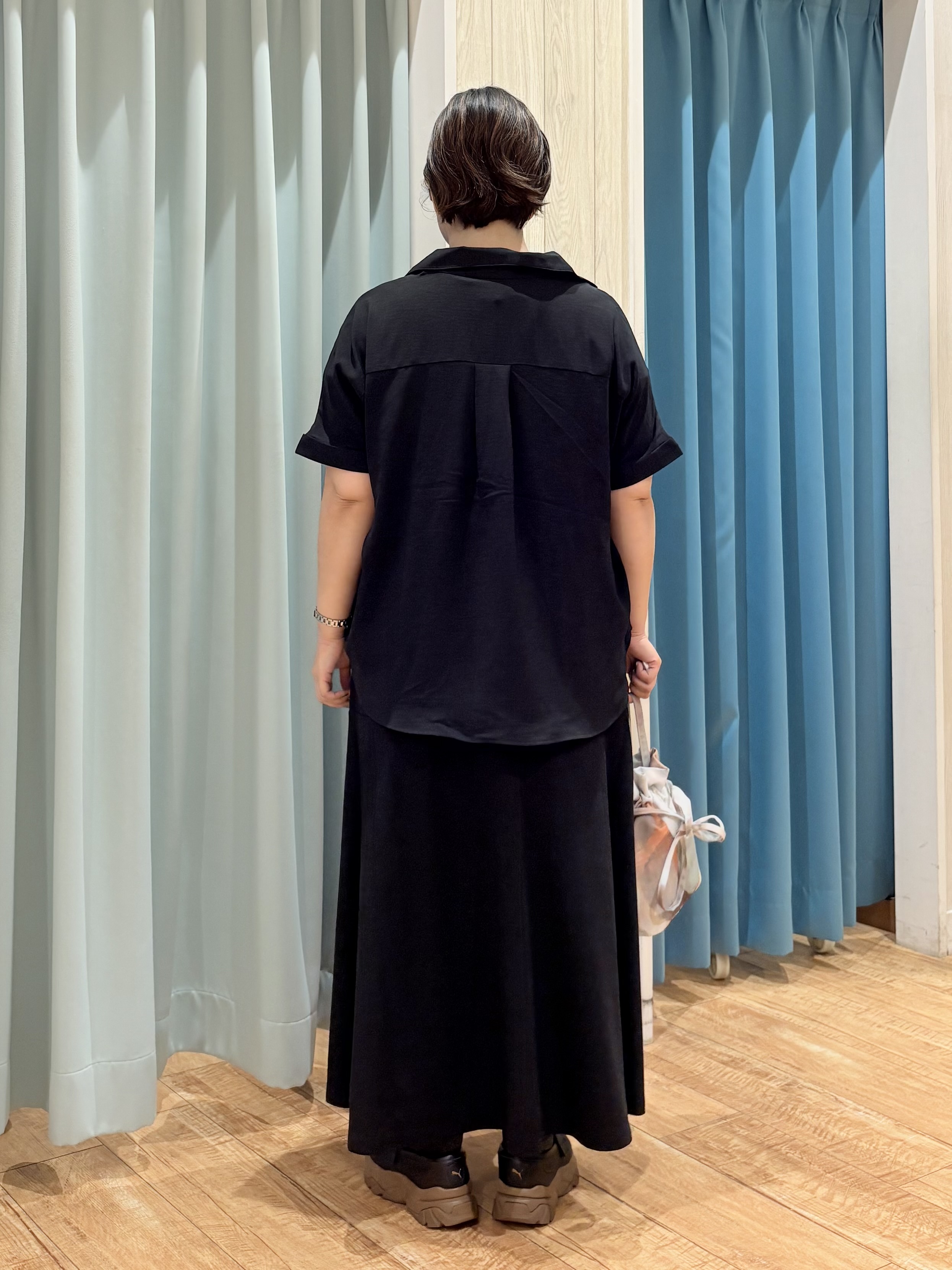 砂糖さんの「SHOO･LA･RUE｜【洗濯後しわになりにくい/体型カバー】二の腕も隠せる　お袖ロールアップ半袖シャツ」を使ったコーディネート