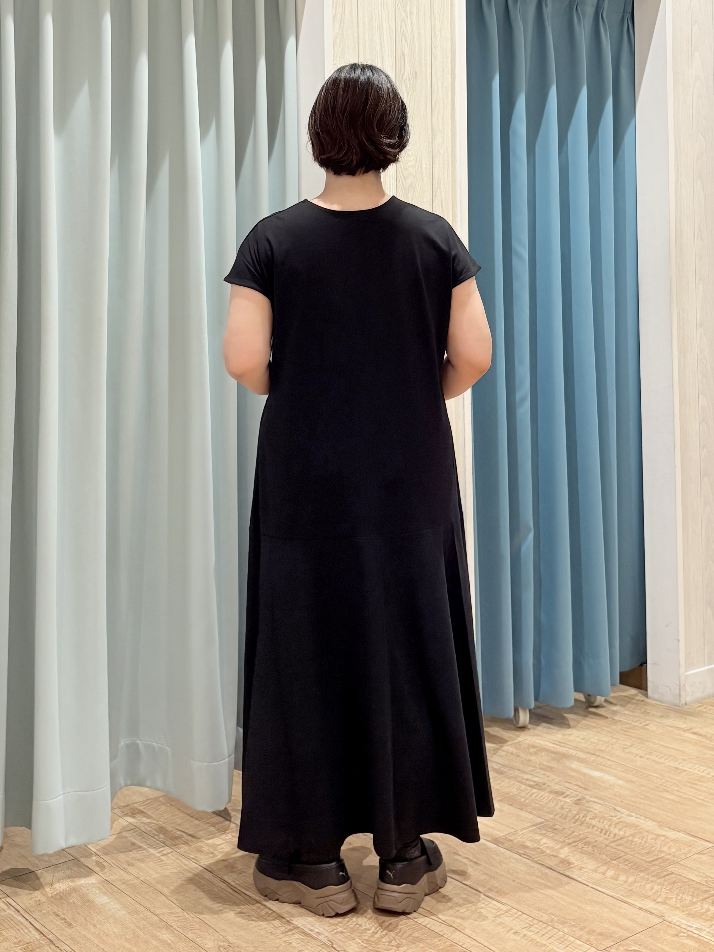 砂糖さんの「SHOO･LA･RUE｜【洗濯後しわになりにくい/体型カバー】二の腕も隠せる　お袖ロールアップ半袖シャツ」を使ったコーディネート