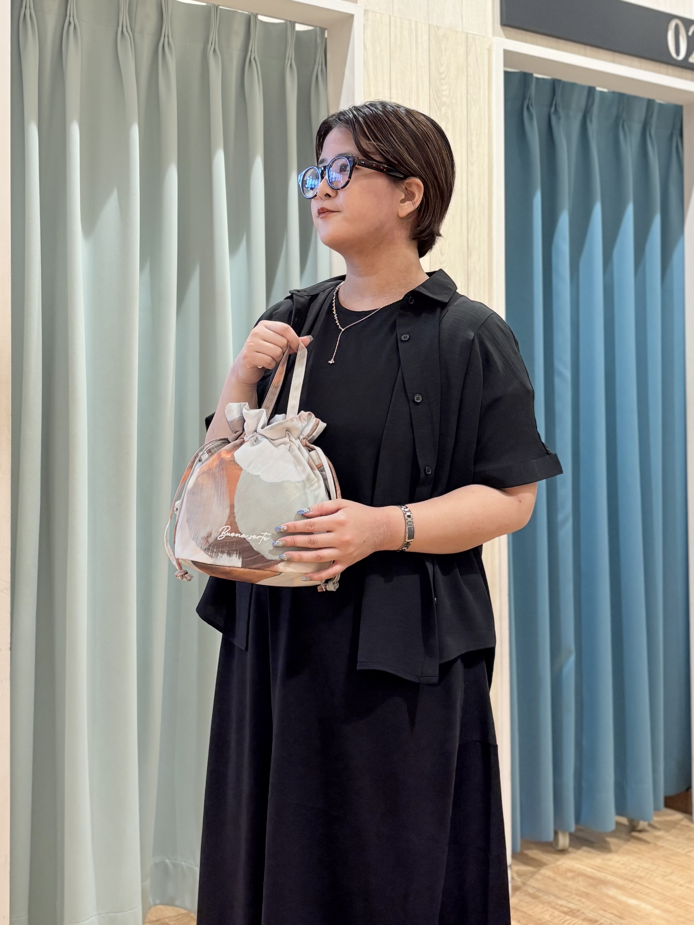砂糖さんの「SHOO･LA･RUE｜【洗濯後しわになりにくい/体型カバー】二の腕も隠せる　お袖ロールアップ半袖シャツ」を使ったコーディネート