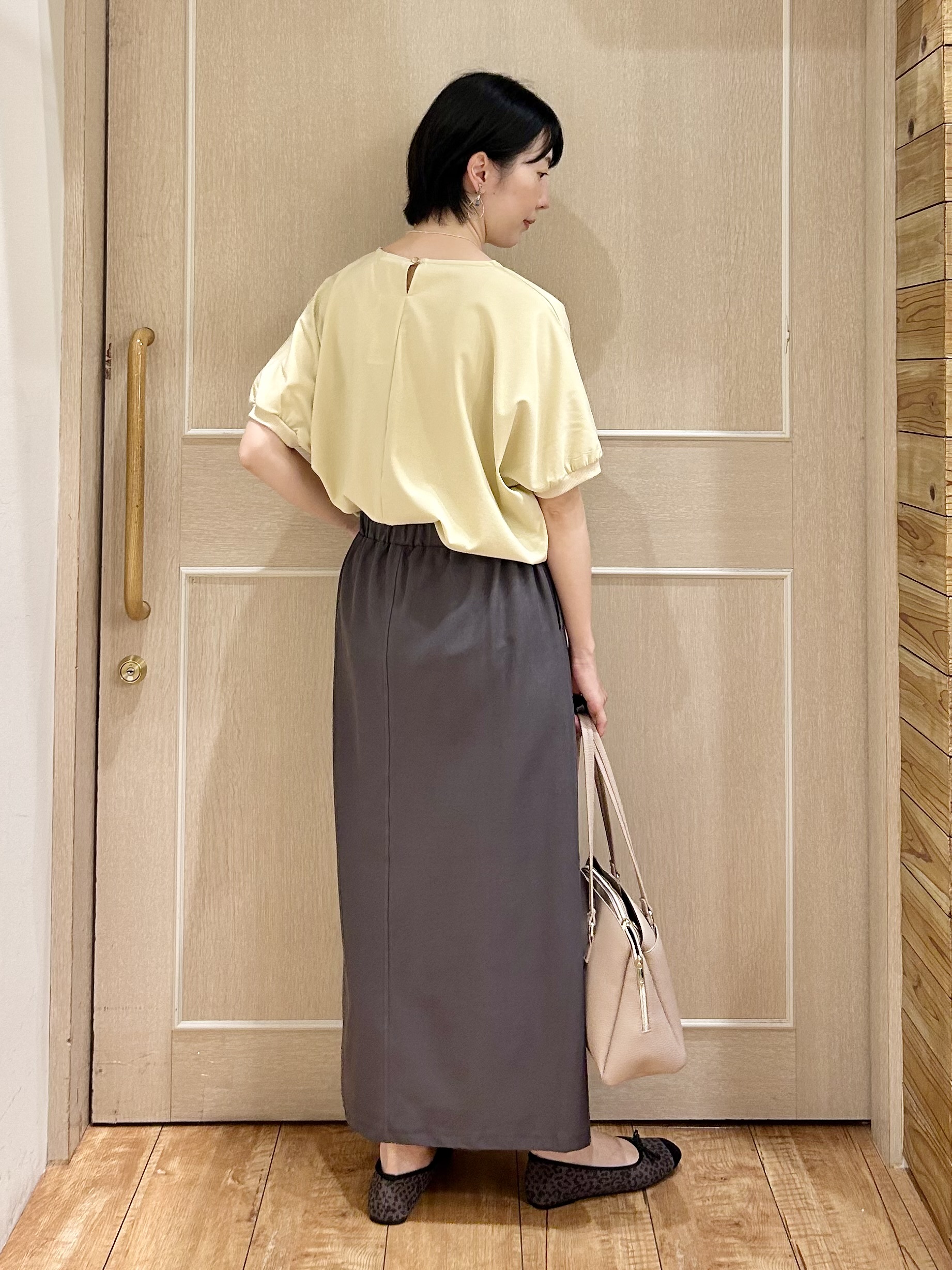 ちぐささんの「SHOO･LA･RUE｜【洗濯後しわになりにくい】インせず着られる さらっとタッチのドルマンブラウス」を使ったコーディネート