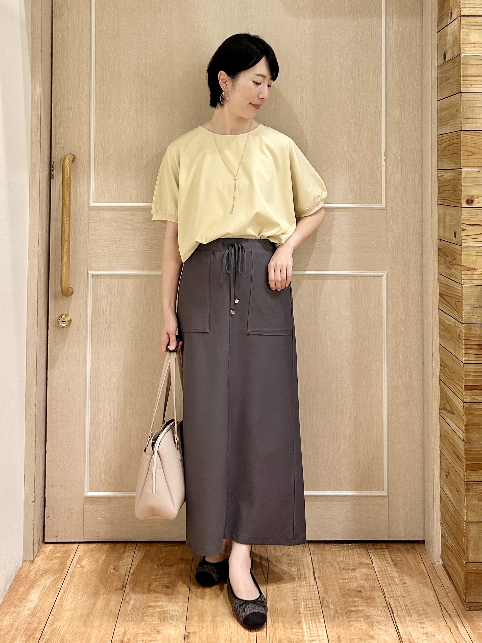 ちぐささんの「SHOO･LA･RUE｜【洗濯後しわになりにくい】インせず着られる さらっとタッチのドルマンブラウス」を使ったコーディネート