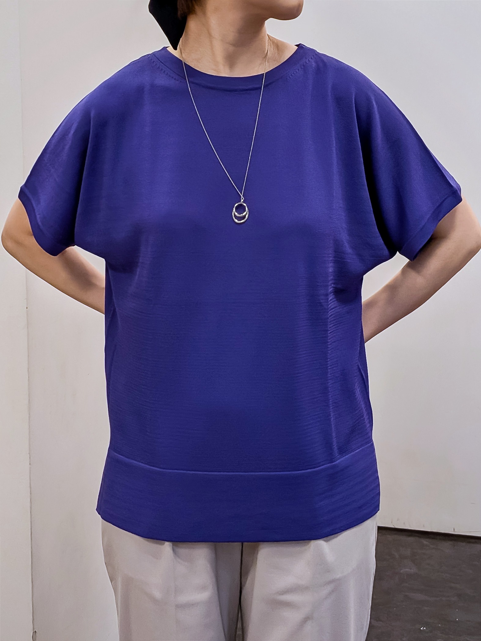 やまちゃんさんの「grove｜【シリーズ累計36万枚！やわらかドライタッチ】夏にうれしい多機能ロングニット」を使ったコーディネート