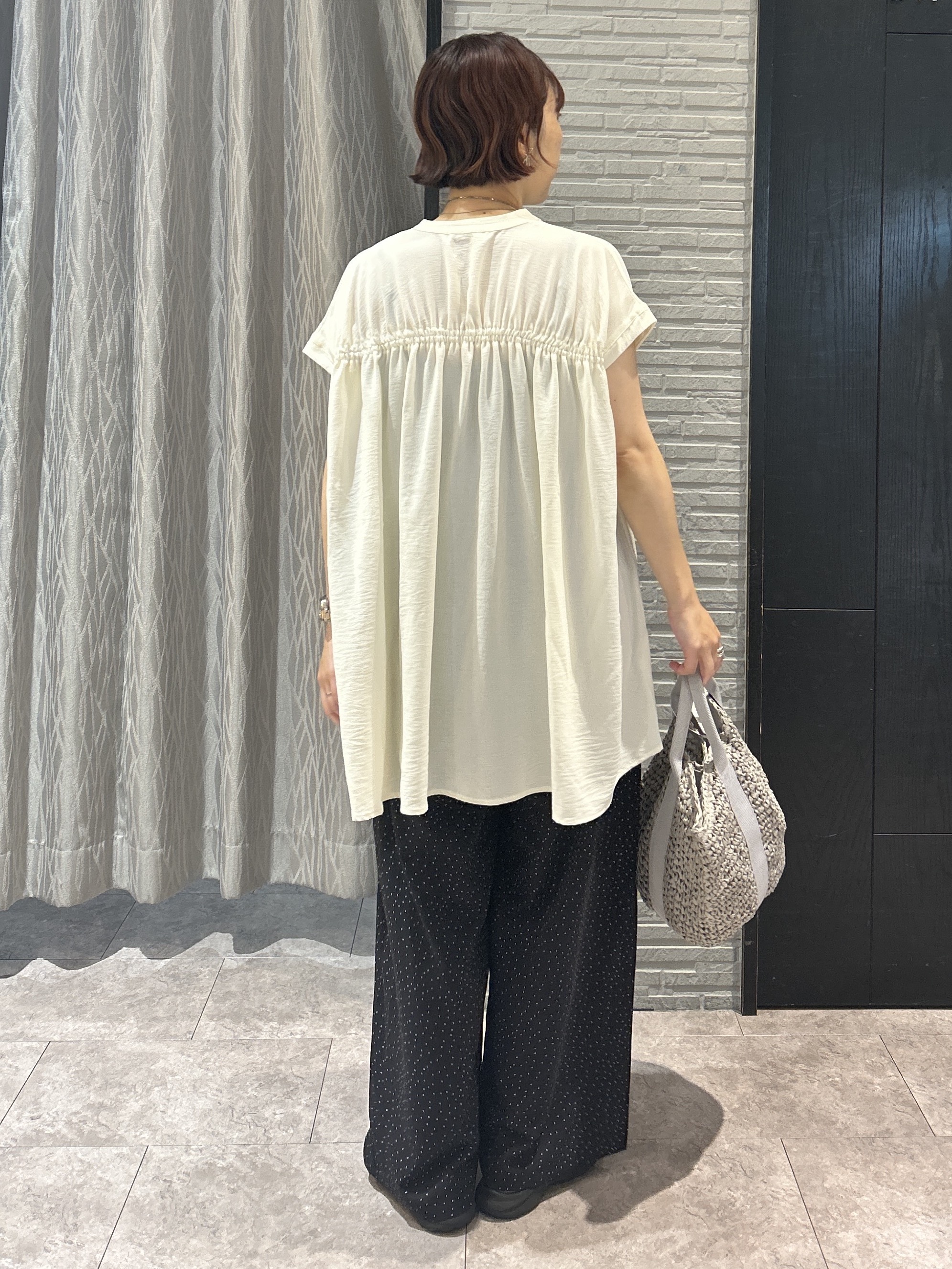 ga_riさんの「THE SHOP TK｜【体型カバー/防しわ/UV】さらさらシャーリングブラウス」を使ったコーディネート