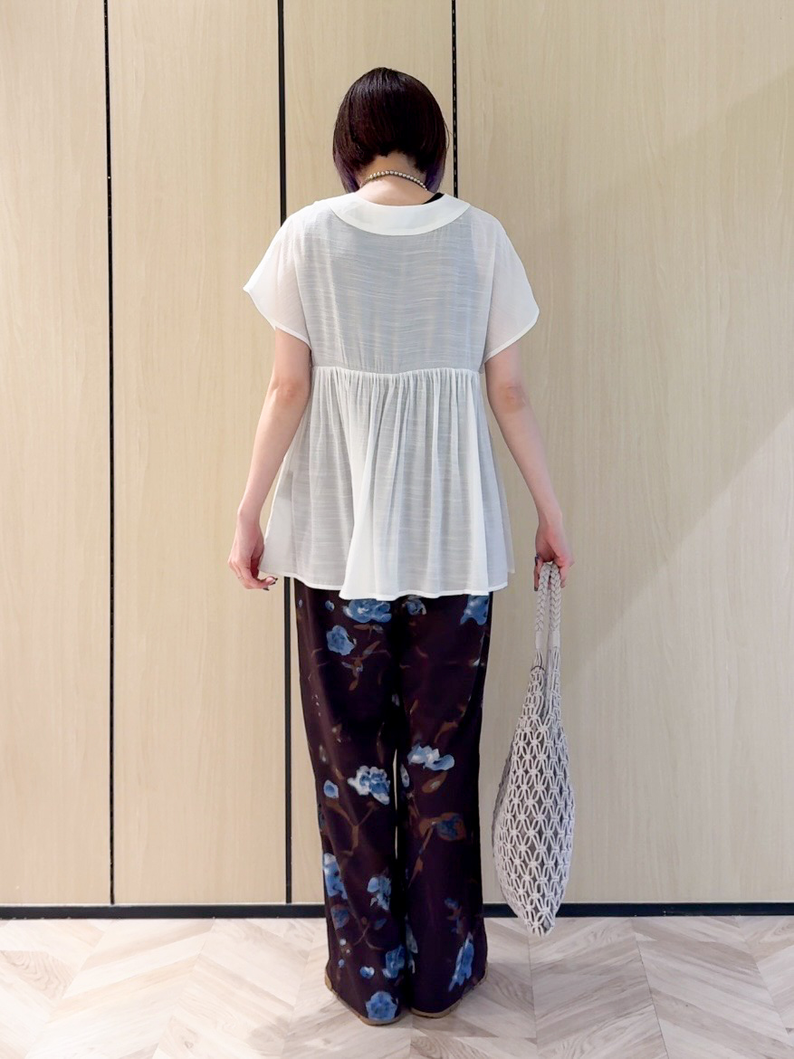 𝐜𝐡𝐢𝐤𝐚さんの「SHOO･LA･RUE｜【S-LL/洗濯機可/UV/体型カバー】インせず着られる Vネックギャザーブラウス」を使ったコーディネート