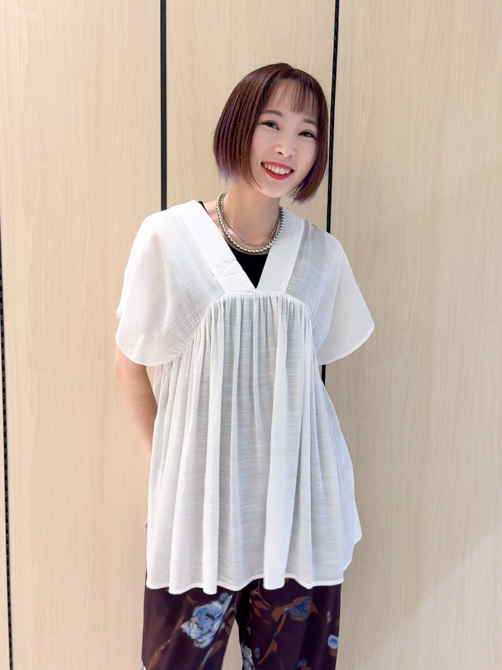 𝐜𝐡𝐢𝐤𝐚さんの「SHOO･LA･RUE｜【S-LL/洗濯機可/UV/体型カバー】インせず着られる Vネックギャザーブラウス」を使ったコーディネート