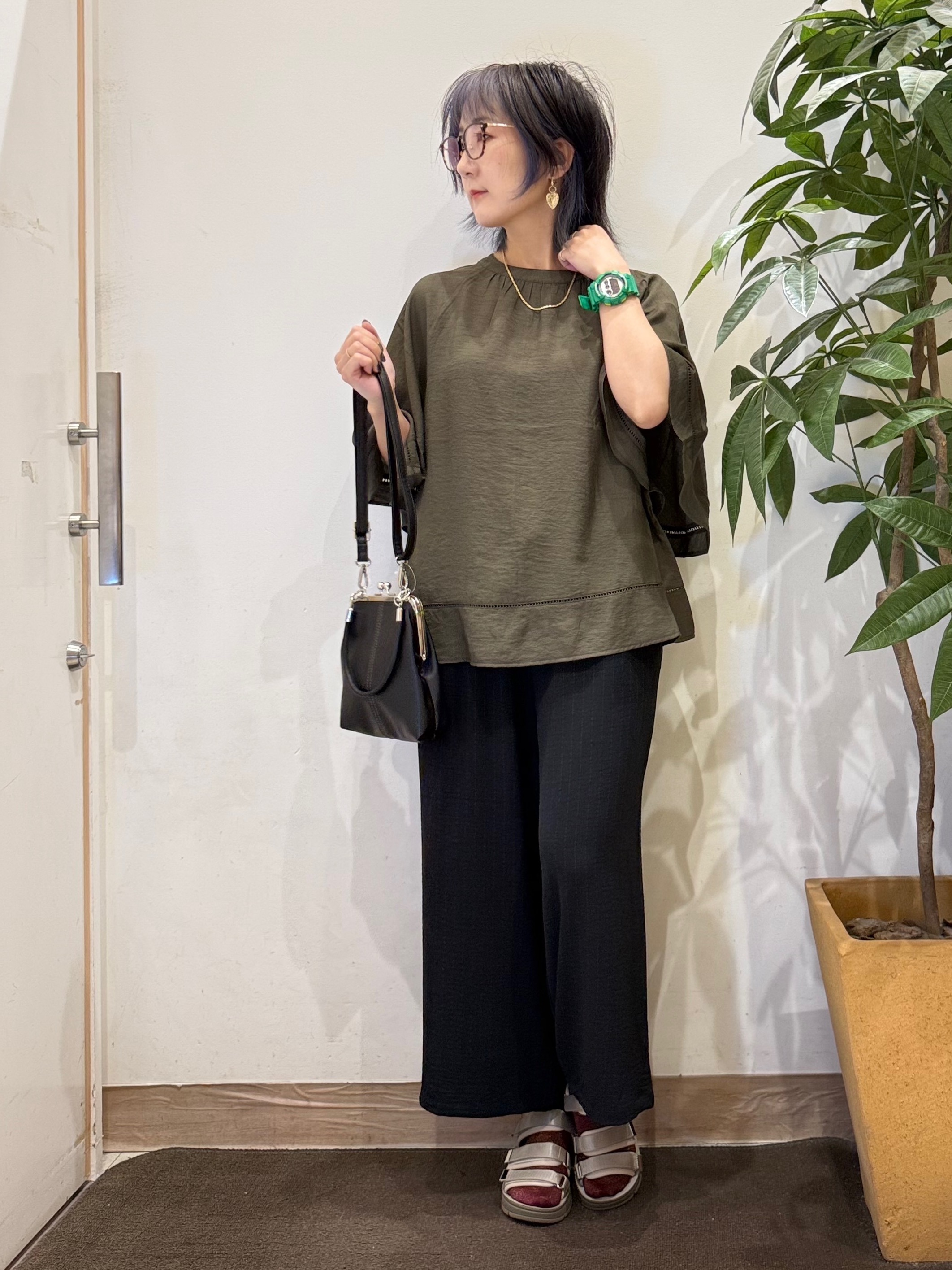 misakiさんの「SHOO･LA･RUE｜【S-LL/洗濯機可/体型カバー】はしごレースがポイント スラブポンチョ風ブラウス」を使ったコーディネート