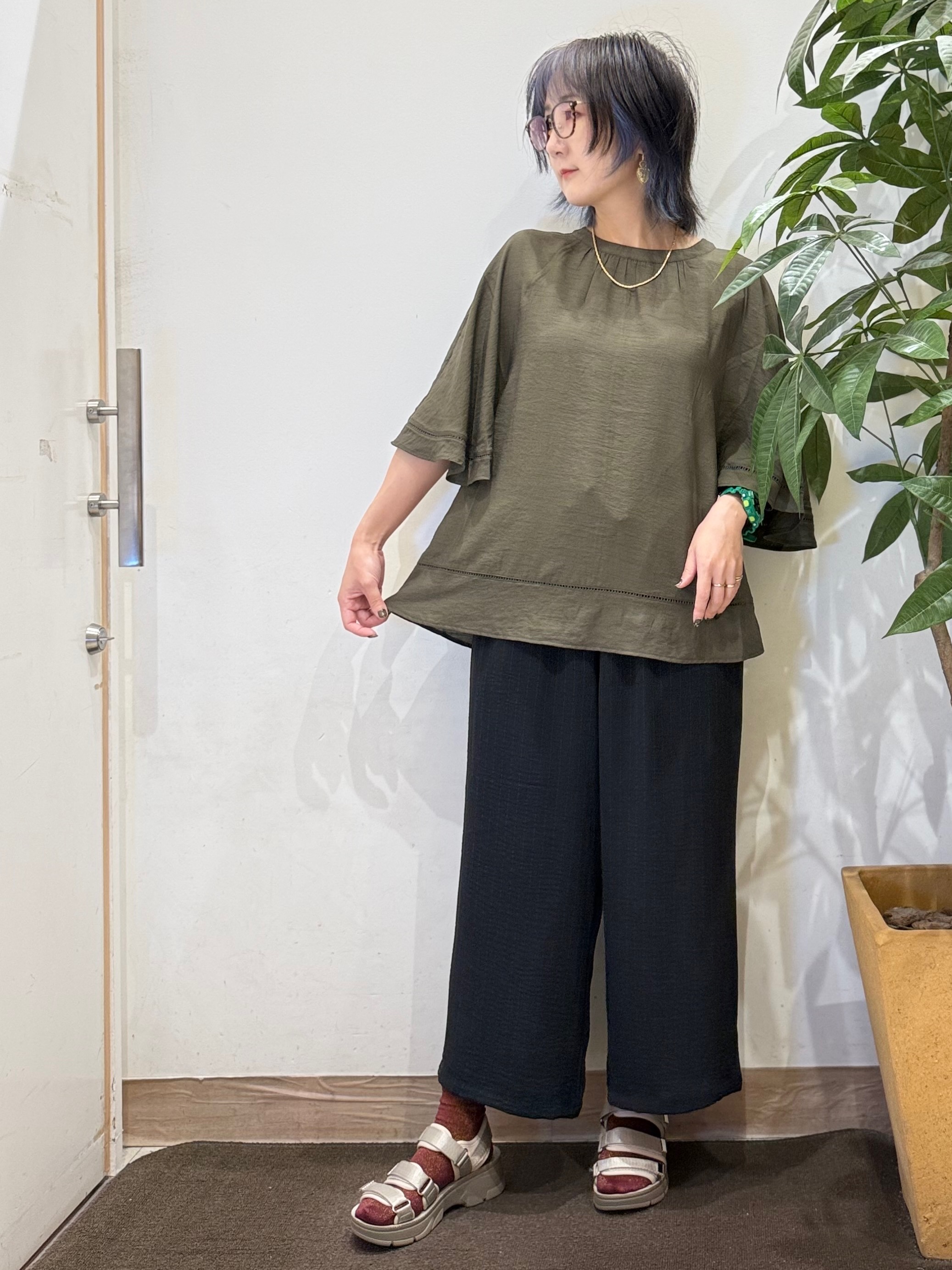 misakiさんの「SHOO･LA･RUE｜【S-LL/洗濯機可/体型カバー】はしごレースがポイント スラブポンチョ風ブラウス」を使ったコーディネート