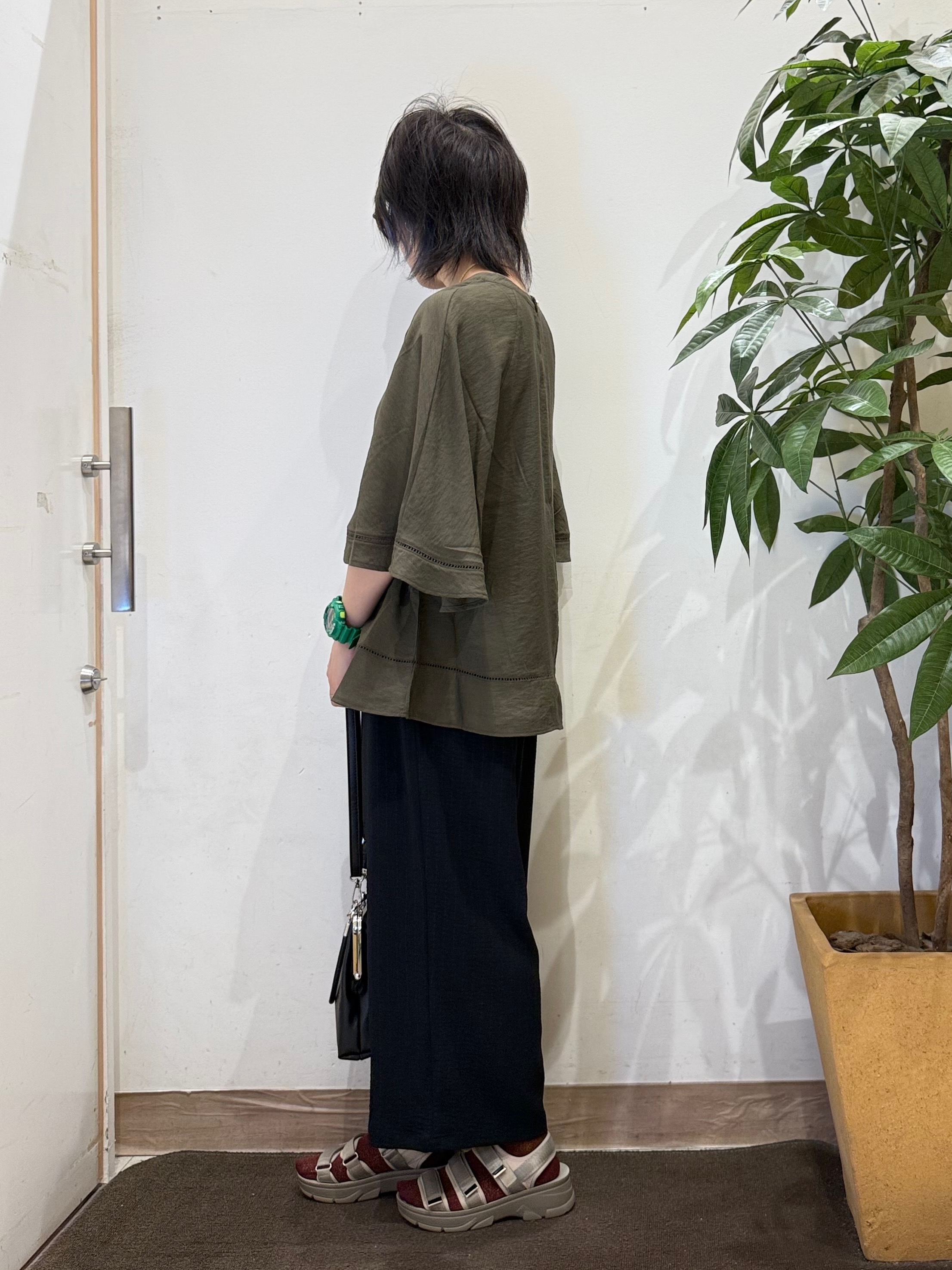 misakiさんの「SHOO･LA･RUE｜【S-LL/洗濯機可/体型カバー】はしごレースがポイント スラブポンチョ風ブラウス」を使ったコーディネート