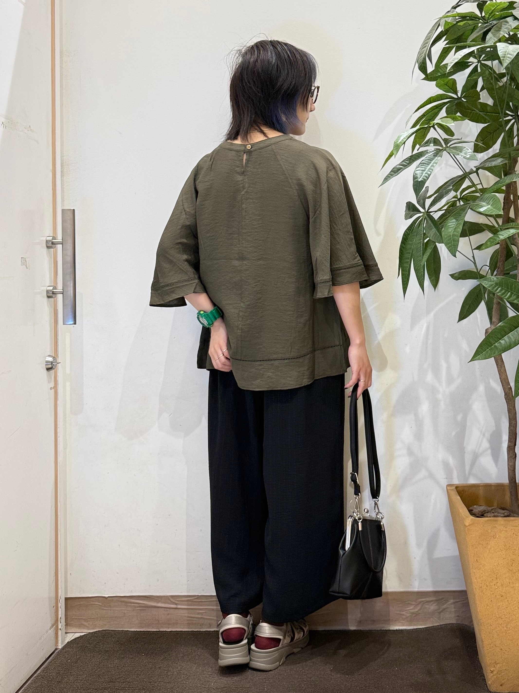 misakiさんの「SHOO･LA･RUE｜【S-LL/洗濯機可/体型カバー】はしごレースがポイント スラブポンチョ風ブラウス」を使ったコーディネート