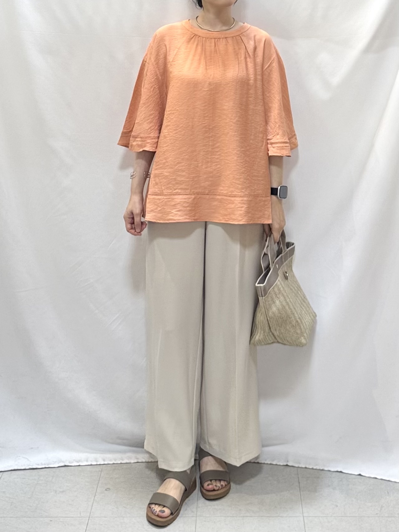 𝐇𝐢𝐫𝐨𝐦𝐢さんの「SHOO･LA･RUE｜【S-LL/洗濯機可/体型カバー】はしごレースがポイント スラブポンチョ風ブラウス」を使ったコーディネート
