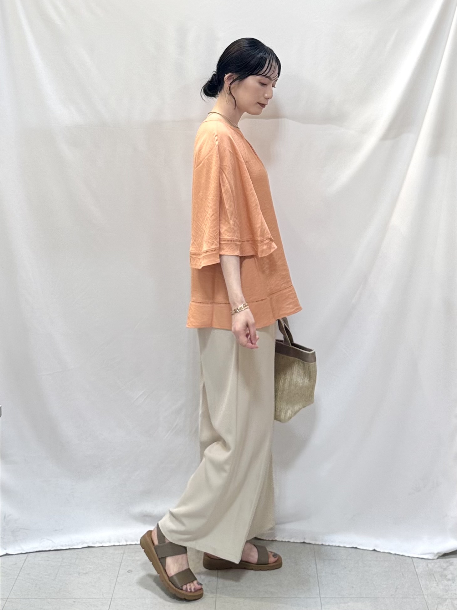 𝐇𝐢𝐫𝐨𝐦𝐢さんの「SHOO･LA･RUE｜【S-LL/洗濯機可/体型カバー】はしごレースがポイント スラブポンチョ風ブラウス」を使ったコーディネート