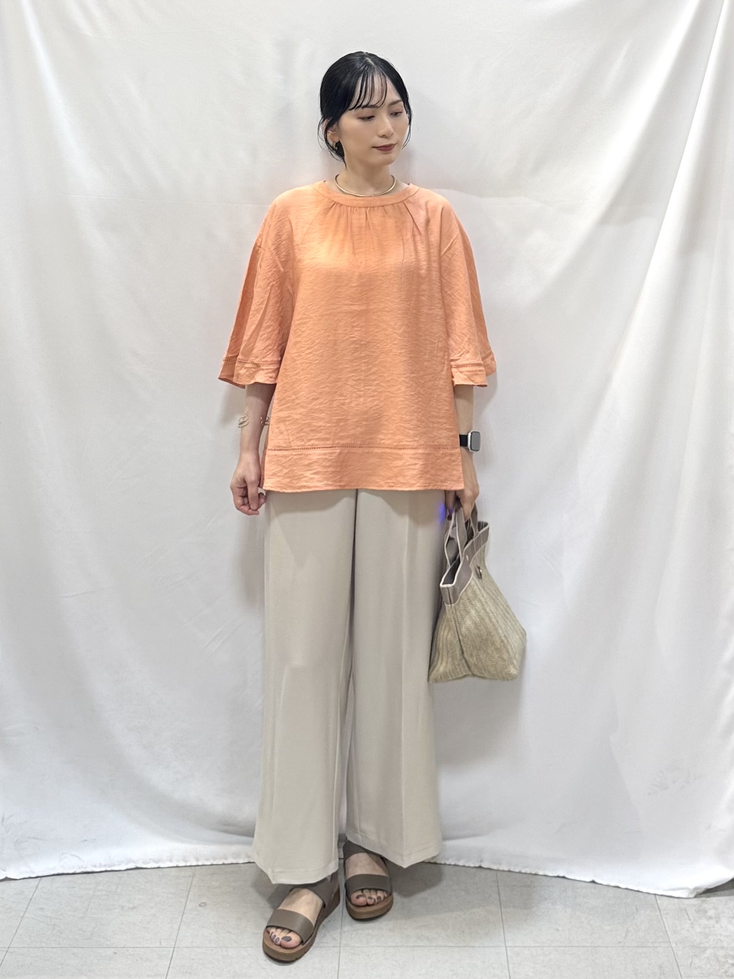 𝐇𝐢𝐫𝐨𝐦𝐢さんの「SHOO･LA･RUE｜【S-LL/洗濯機可/体型カバー】はしごレースがポイント スラブポンチョ風ブラウス」を使ったコーディネート