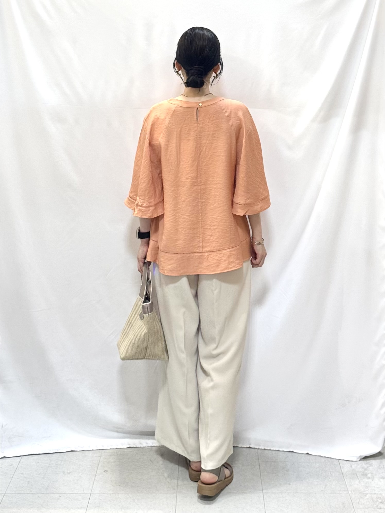𝐇𝐢𝐫𝐨𝐦𝐢さんの「SHOO･LA･RUE｜【S-LL/洗濯機可/体型カバー】はしごレースがポイント スラブポンチョ風ブラウス」を使ったコーディネート