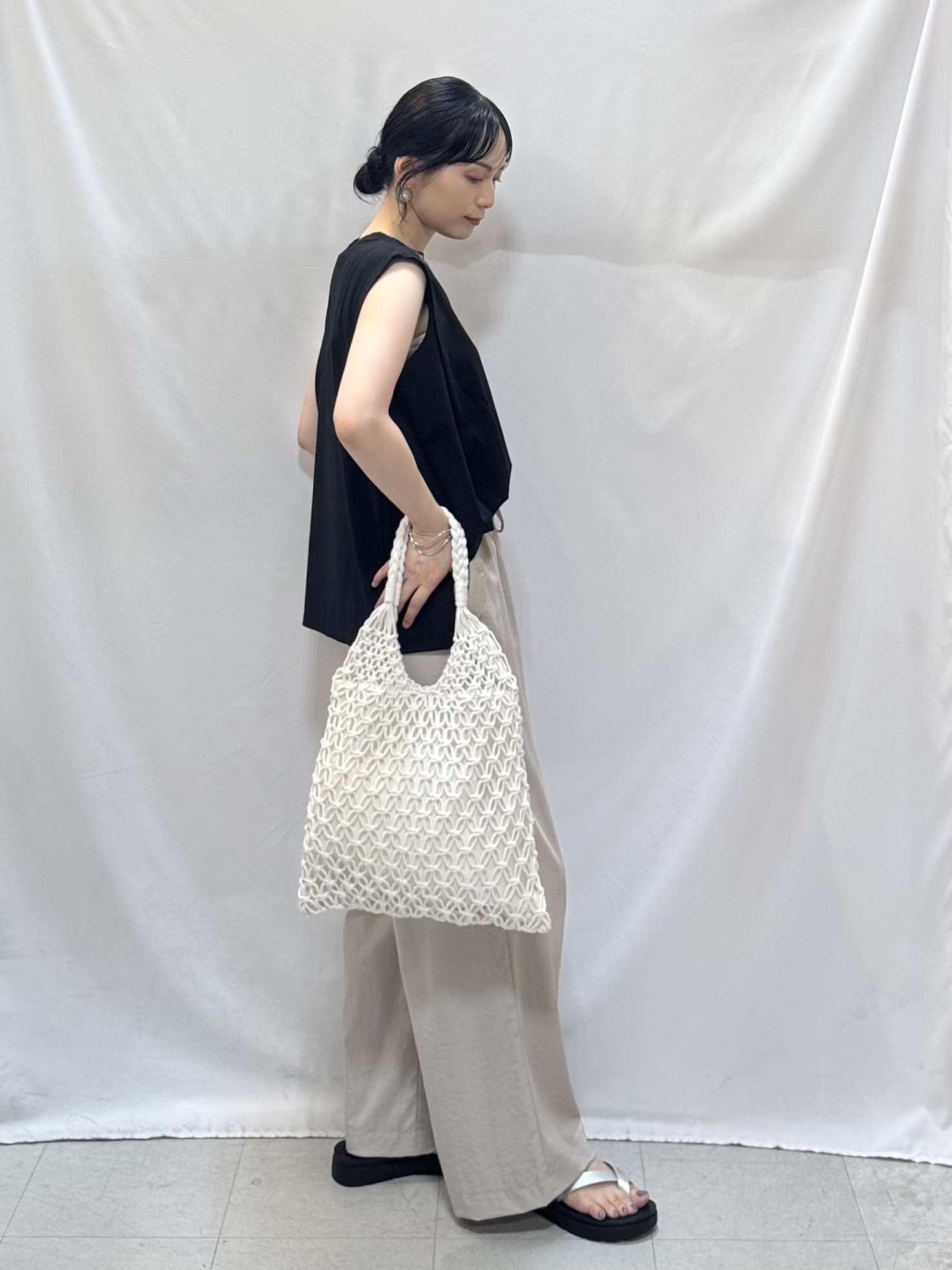 𝐇𝐢𝐫𝐨𝐦𝐢さんの「SHOO･LA･RUE｜【UVカット/接触冷感】上品に涼し気 とろみタックノースリーブトップス」を使ったコーディネート