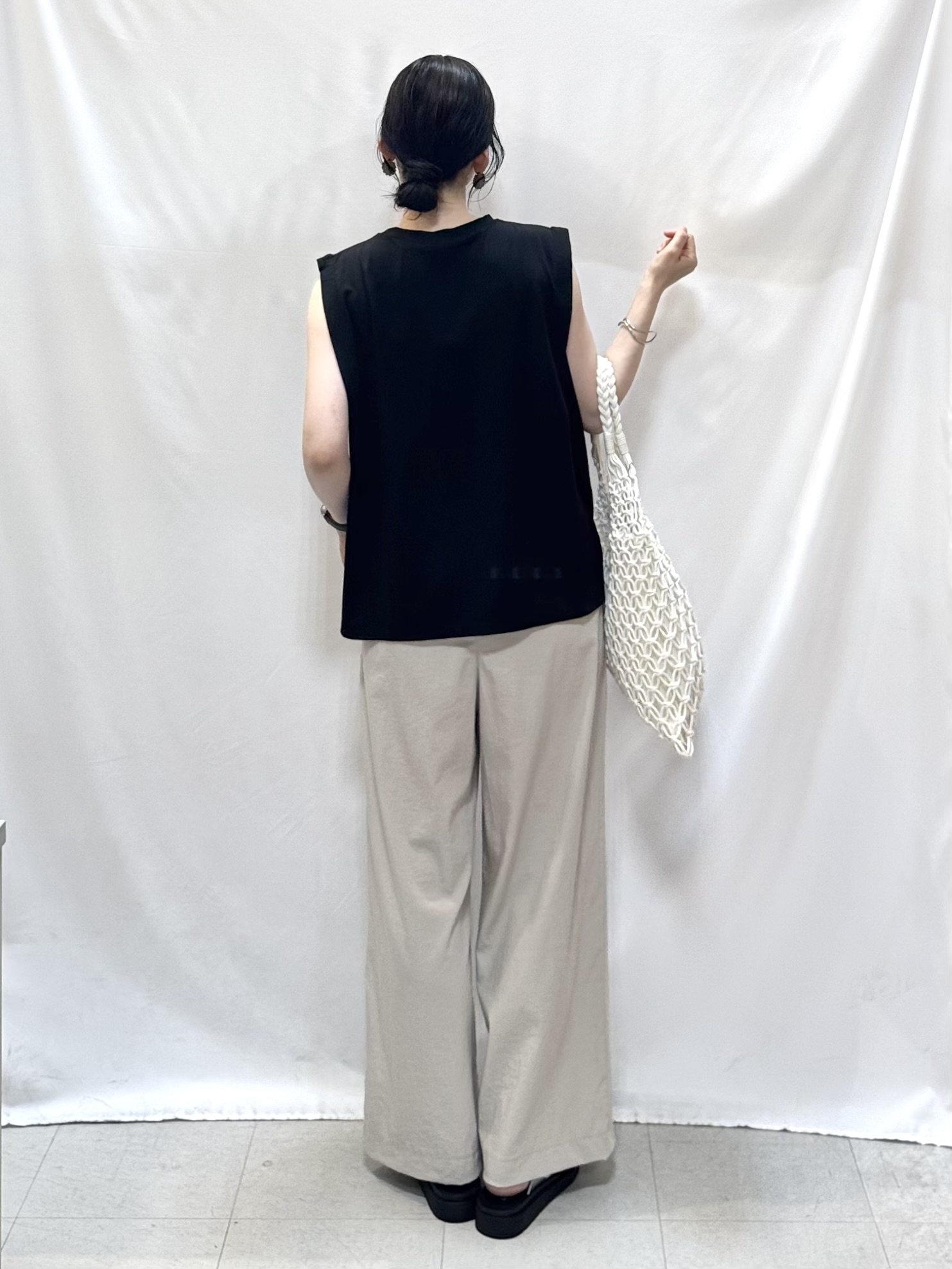 𝐇𝐢𝐫𝐨𝐦𝐢さんの「SHOO･LA･RUE｜【UVカット/接触冷感】上品に涼し気 とろみタックノースリーブトップス」を使ったコーディネート