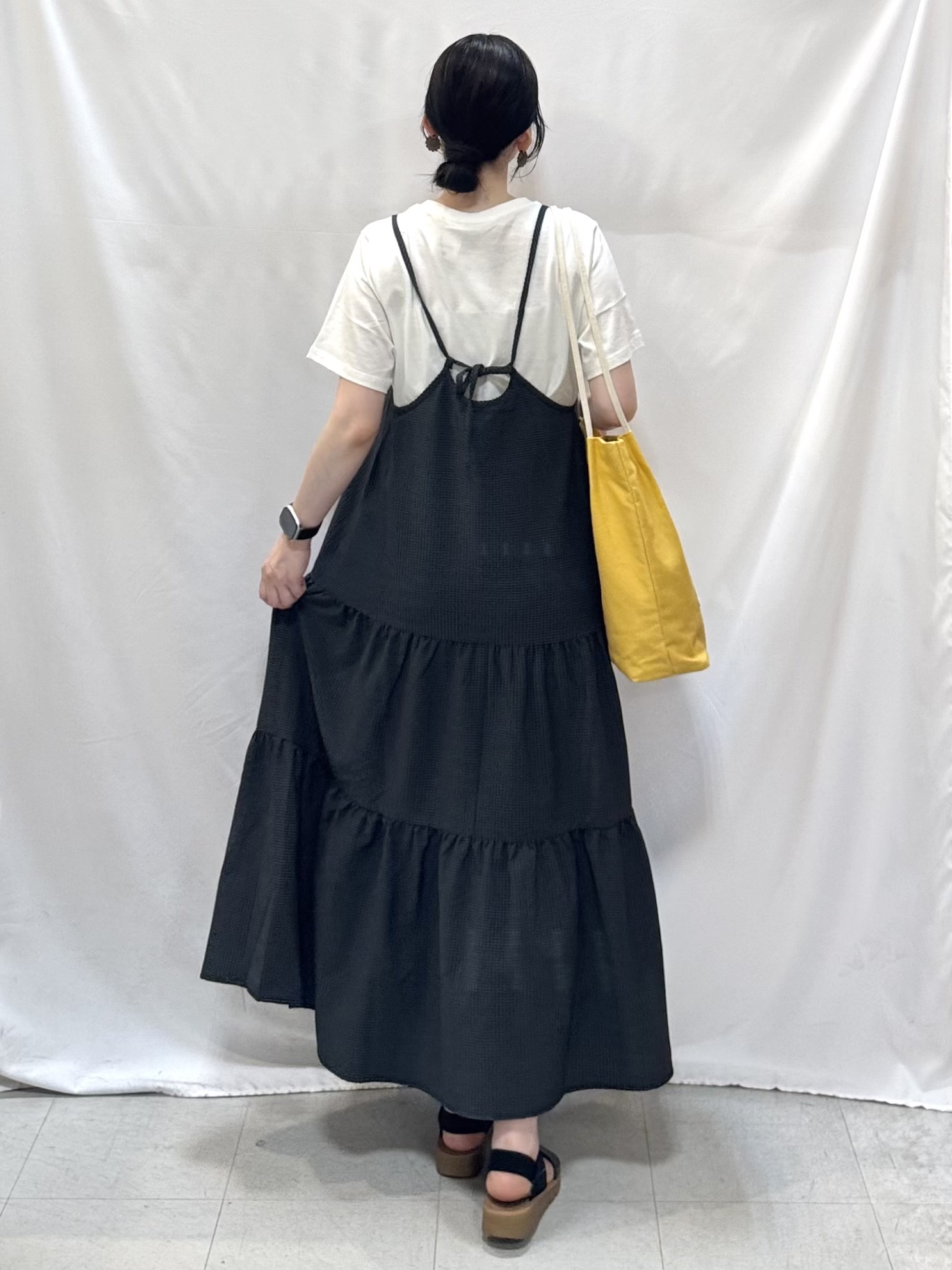 𝐇𝐢𝐫𝐨𝐦𝐢さんの「SHOO･LA･RUE｜【S-LL/洗濯機可】ほんのり甘いチェック柄 ティアードキャミワンピース」を使ったコーディネート