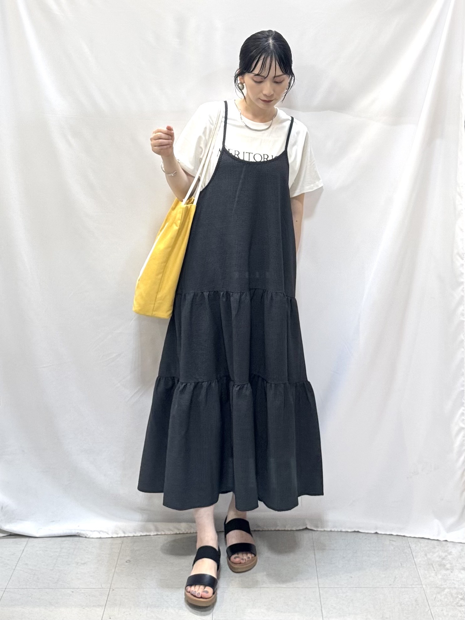 𝐇𝐢𝐫𝐨𝐦𝐢さんの「SHOO･LA･RUE｜【S-LL/洗濯機可】ほんのり甘いチェック柄 ティアードキャミワンピース」を使ったコーディネート