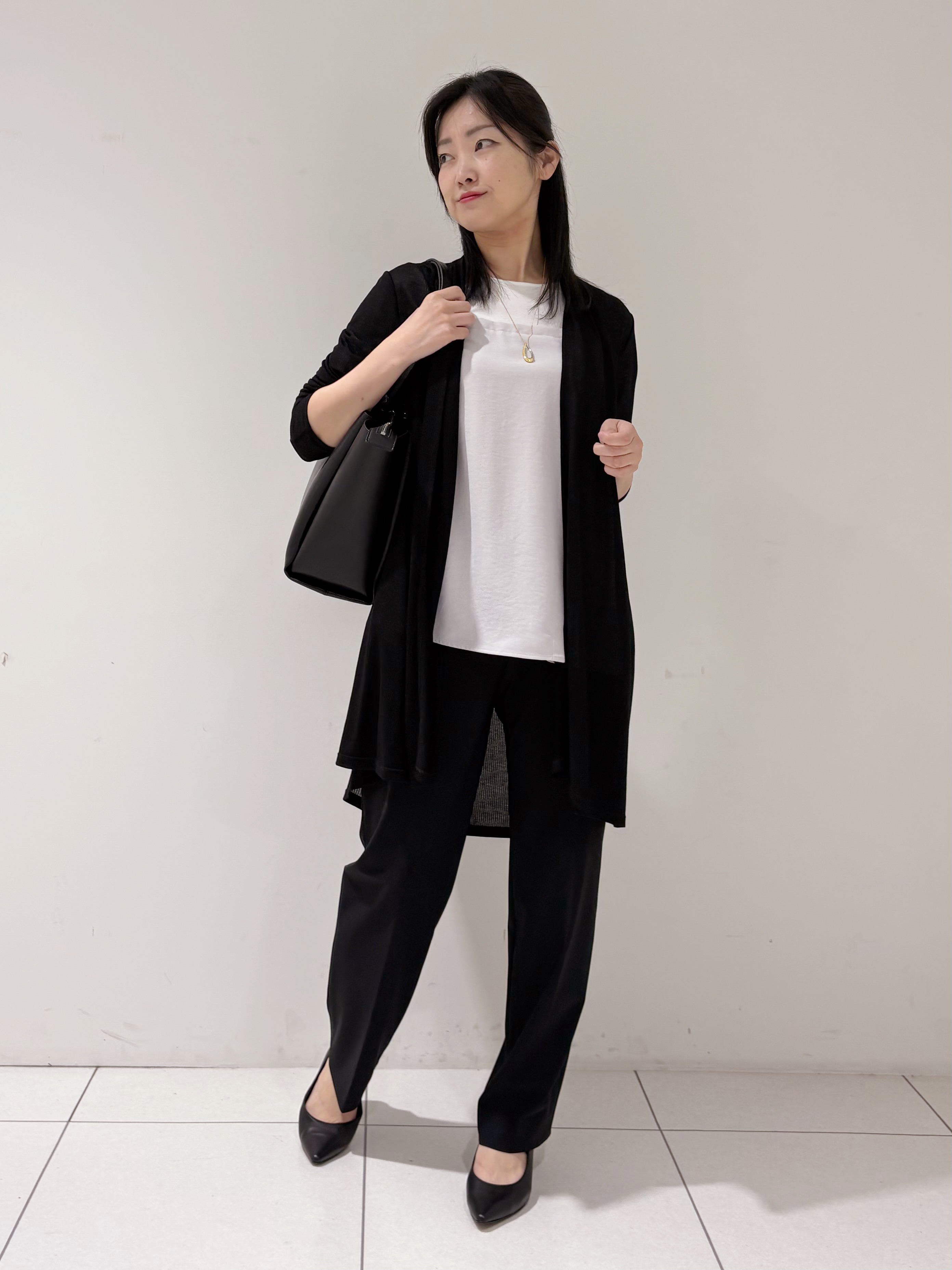 momokoさんの「INDIVI｜【洗える／アンサンブル可能】シアーストライプカーディガン」を使ったコーディネート