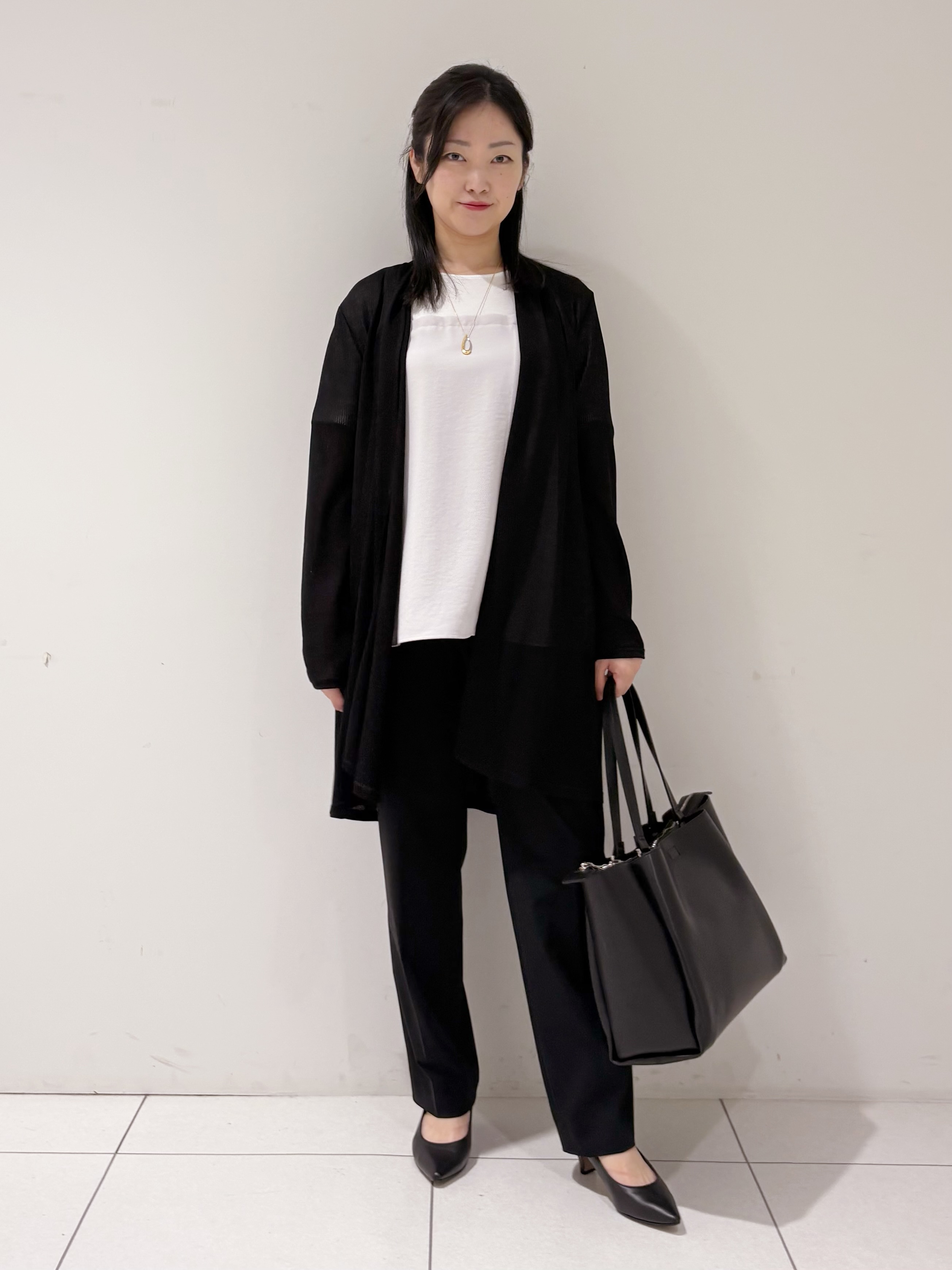 momokoさんの「INDIVI｜【洗える／アンサンブル可能】シアーストライプカーディガン」を使ったコーディネート