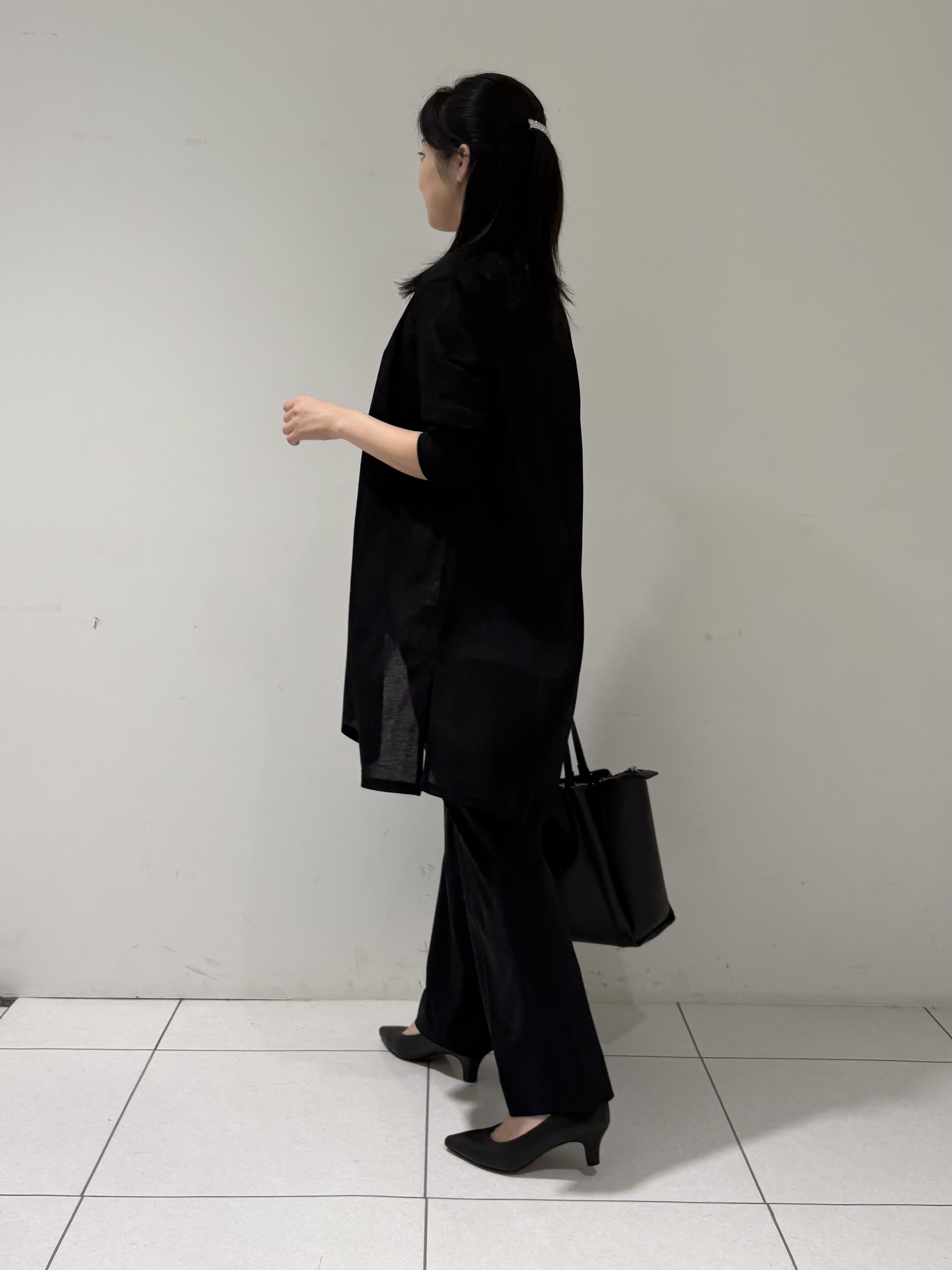momokoさんの「INDIVI｜【洗える／アンサンブル可能】シアーストライプカーディガン」を使ったコーディネート
