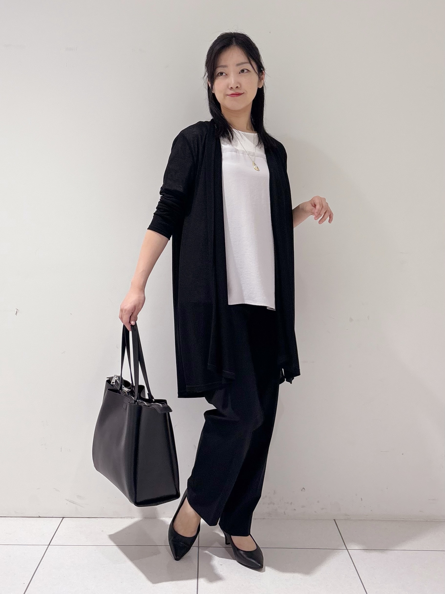 momokoさんの「INDIVI｜【洗える／アンサンブル可能】シアーストライプカーディガン」を使ったコーディネート
