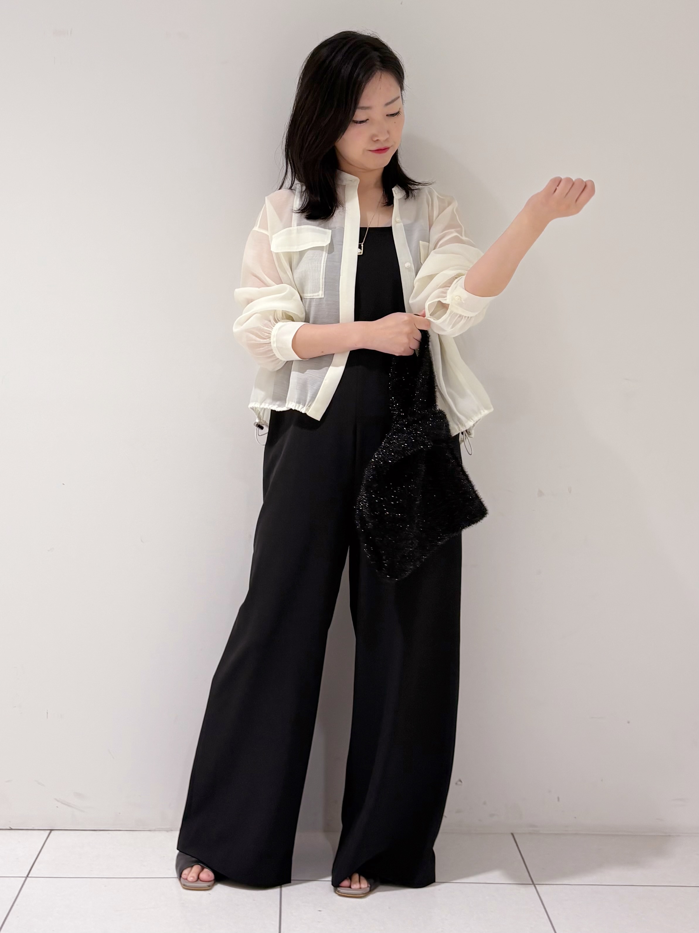 momokoさんの「INDIVI｜【トレンド／2WAY】裾ドロスト付きシアーブラウスブルゾン」を使ったコーディネート