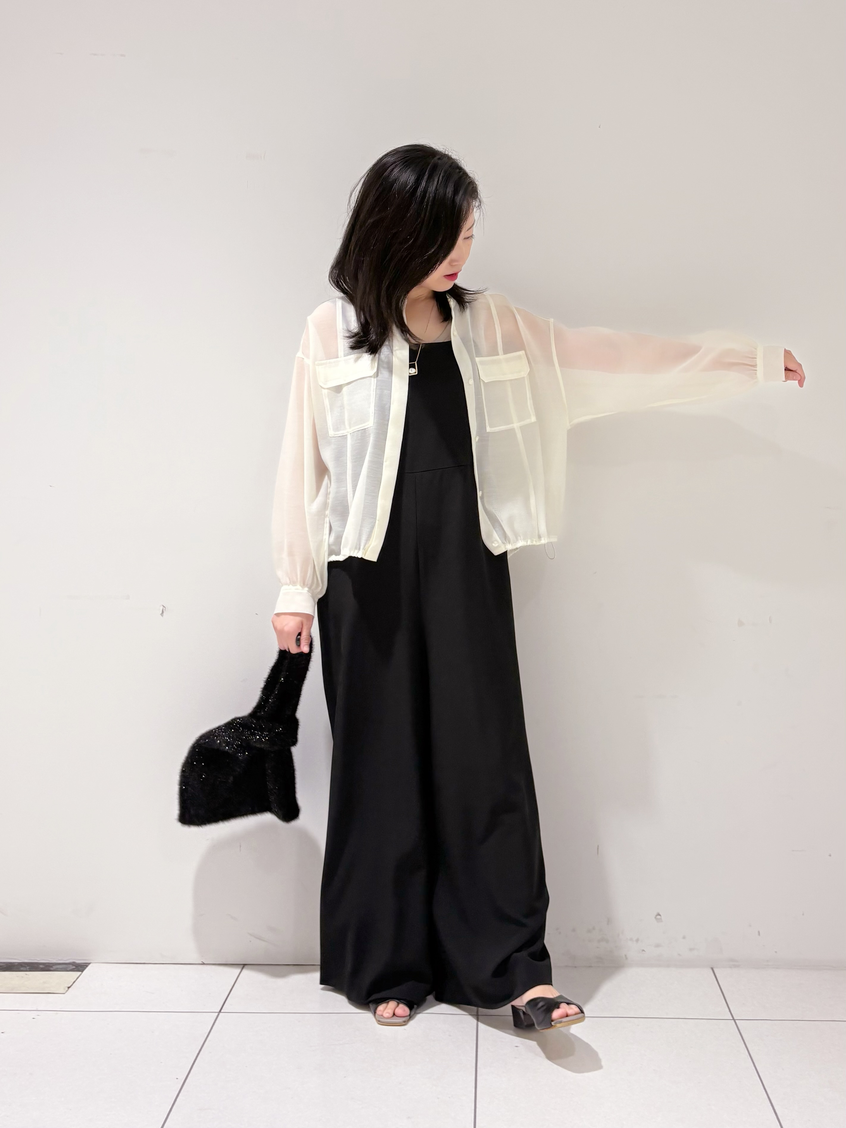 momokoさんの「INDIVI｜【トレンド／2WAY】裾ドロスト付きシアーブラウスブルゾン」を使ったコーディネート