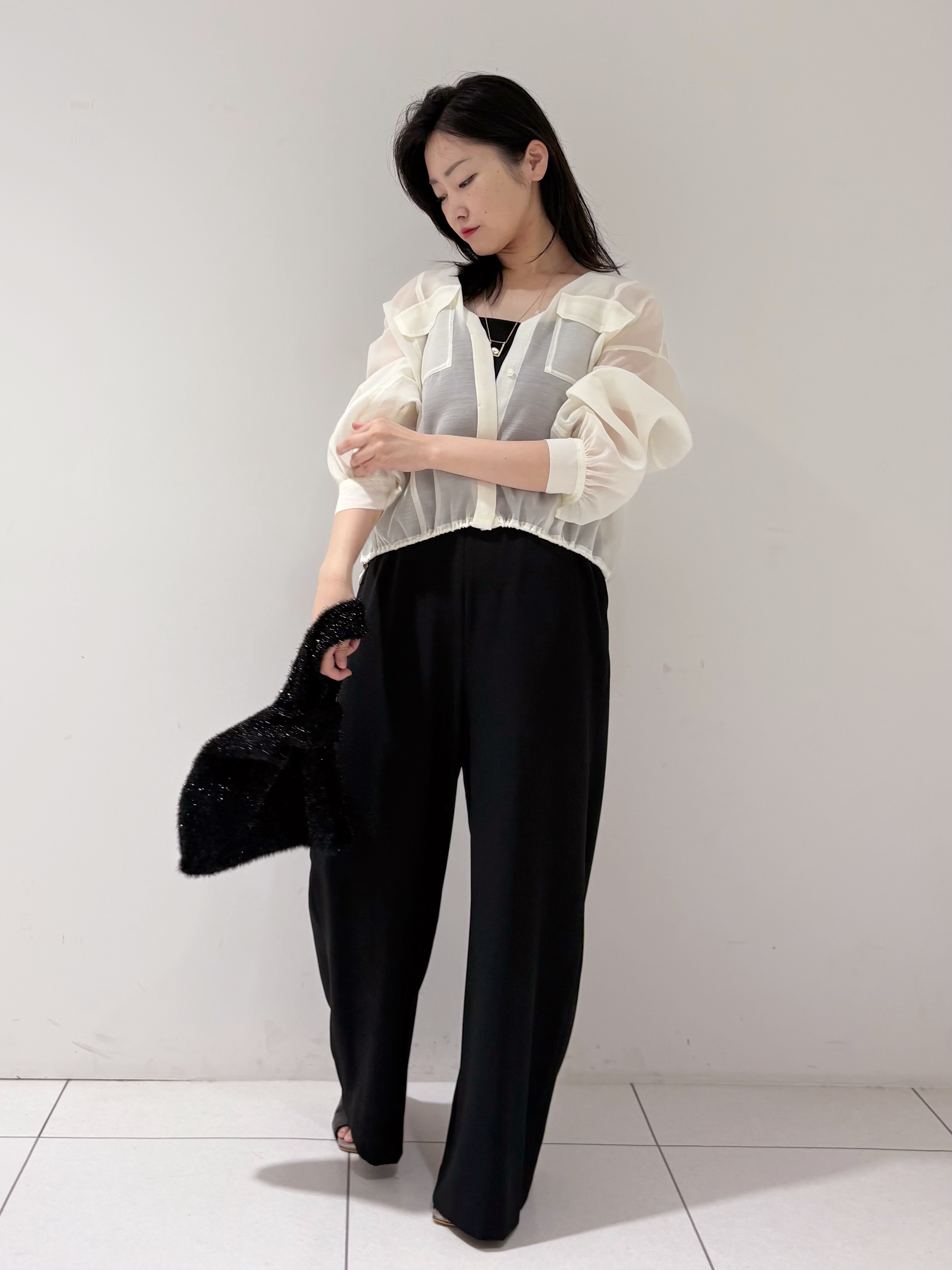 momokoさんの「INDIVI｜【トレンド／2WAY】裾ドロスト付きシアーブラウスブルゾン」を使ったコーディネート