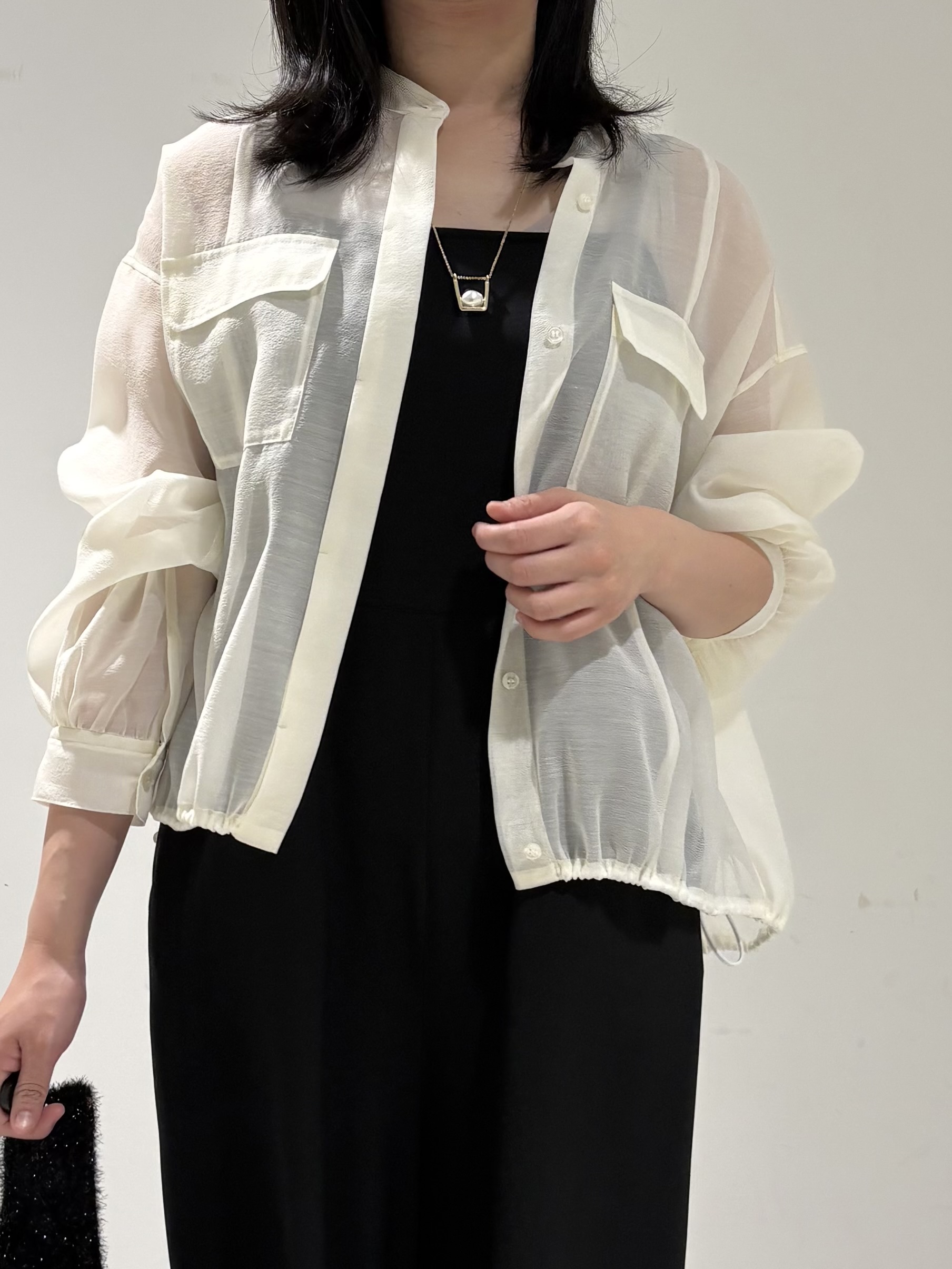 momokoさんの「INDIVI｜【トレンド／2WAY】裾ドロスト付きシアーブラウスブルゾン」を使ったコーディネート
